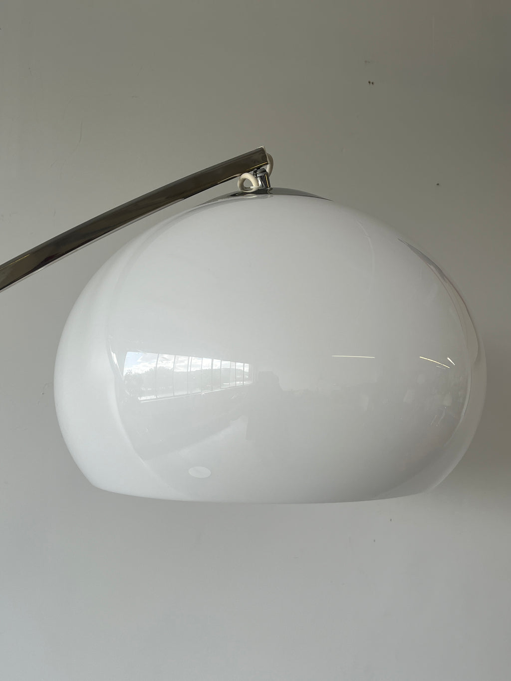 Lampe en arc avec abat-jour en plastique abs conçu par Goffredo Reggiani, fait en Italie 1970s