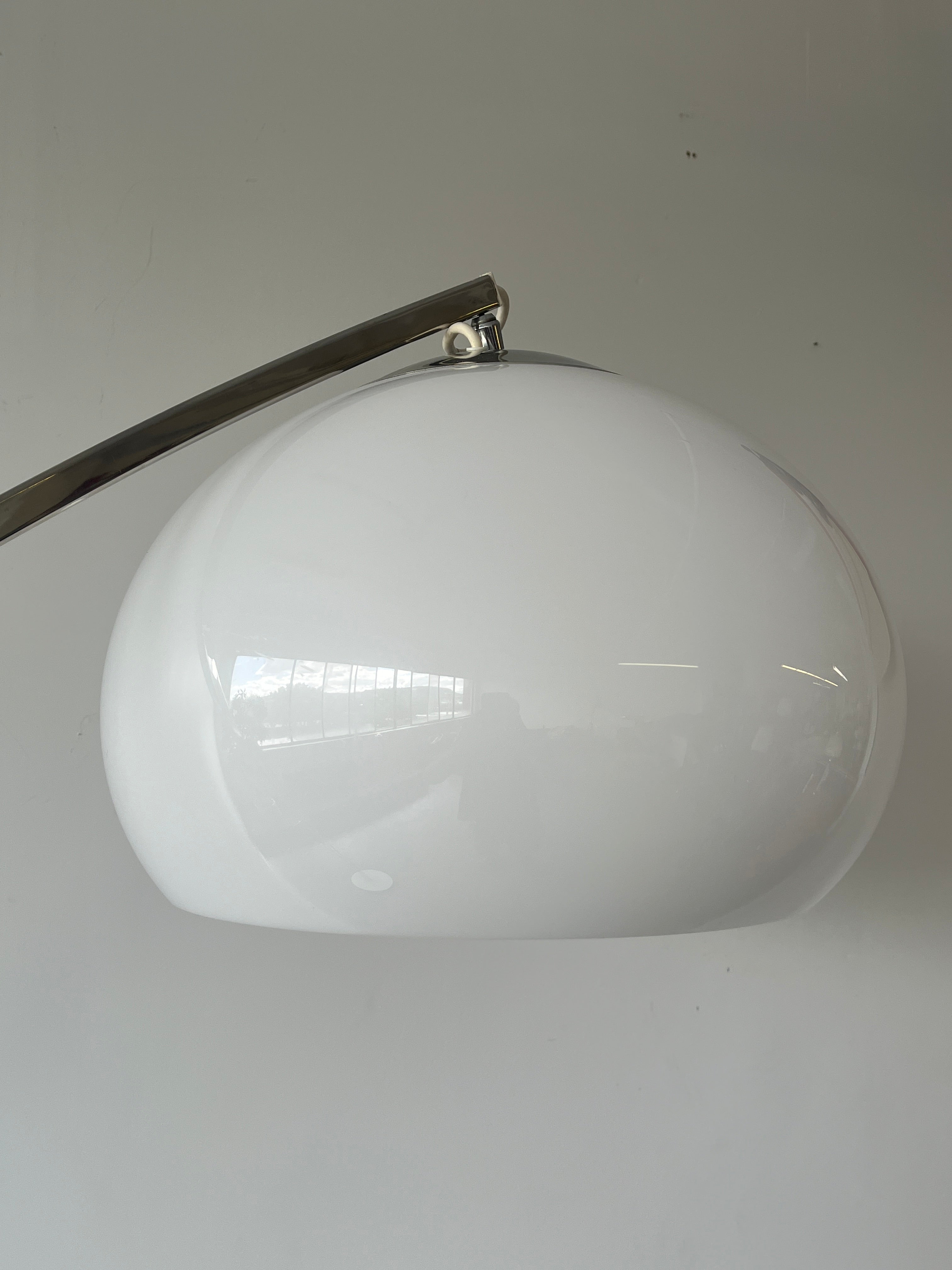 Lampe en arc avec abat-jour en plastique abs conçu par Goffredo Reggiani, fait en Italie 1970s
