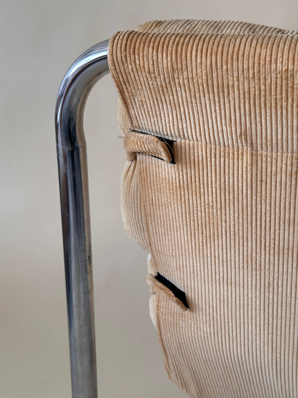 Fauteuil de lecture en chrome tubulaire avec assise en velours côtelé et ottoman