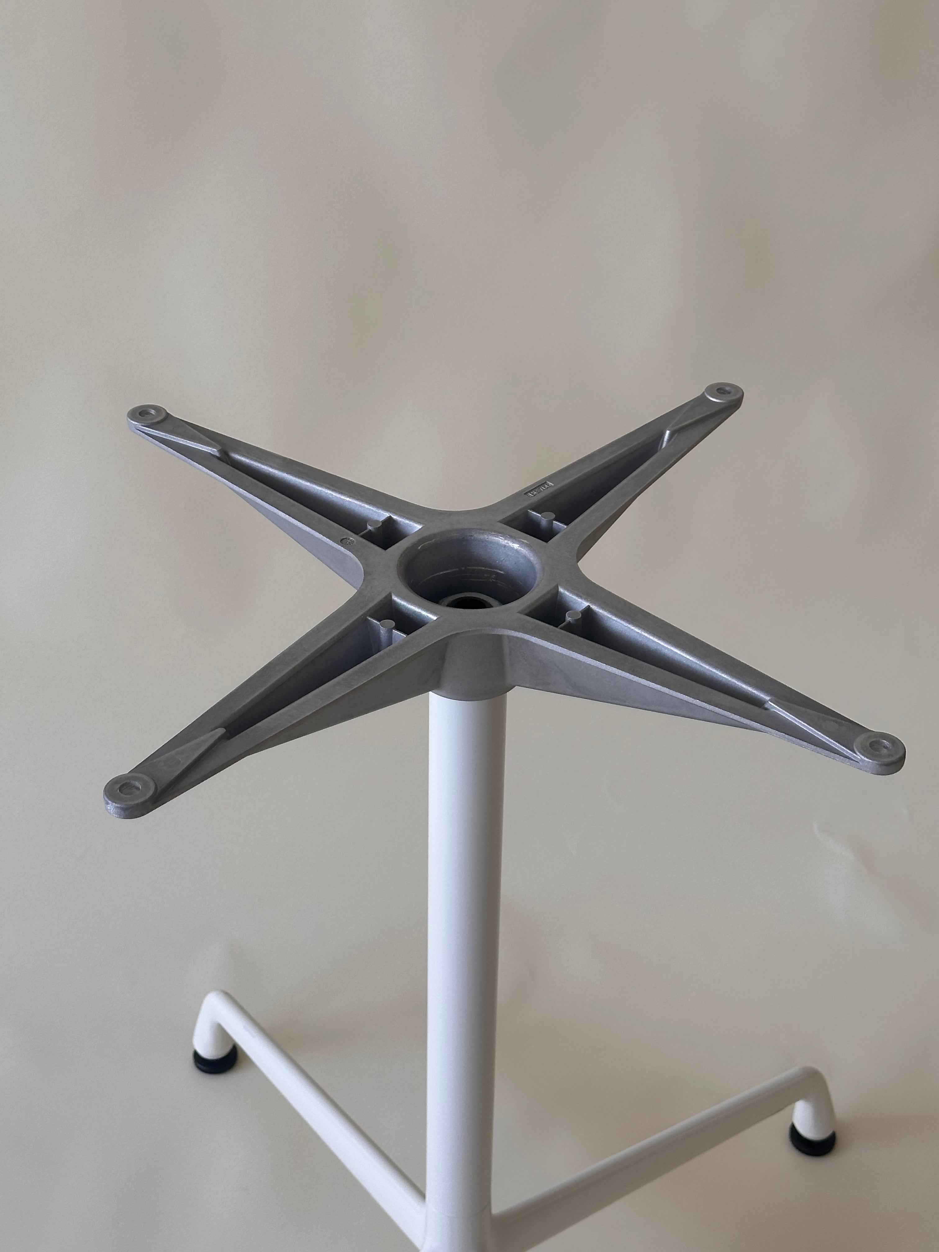 Table ronde de conférence Eames pour Herman Miller, 2019