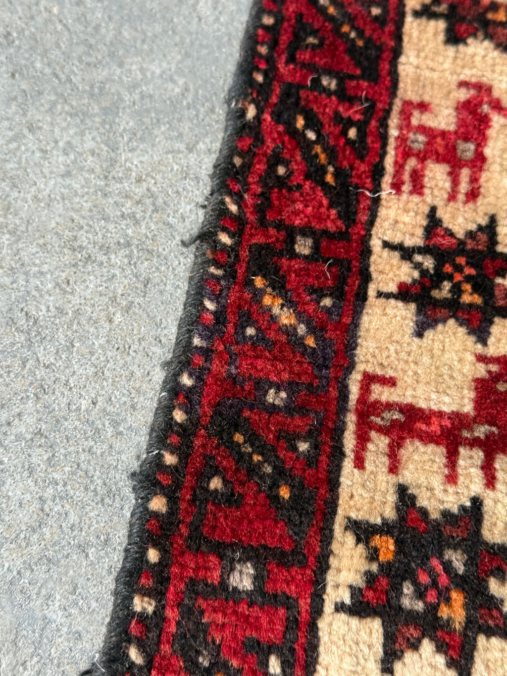 Petit tapis noué à la main à médaillon et motifs animaliers