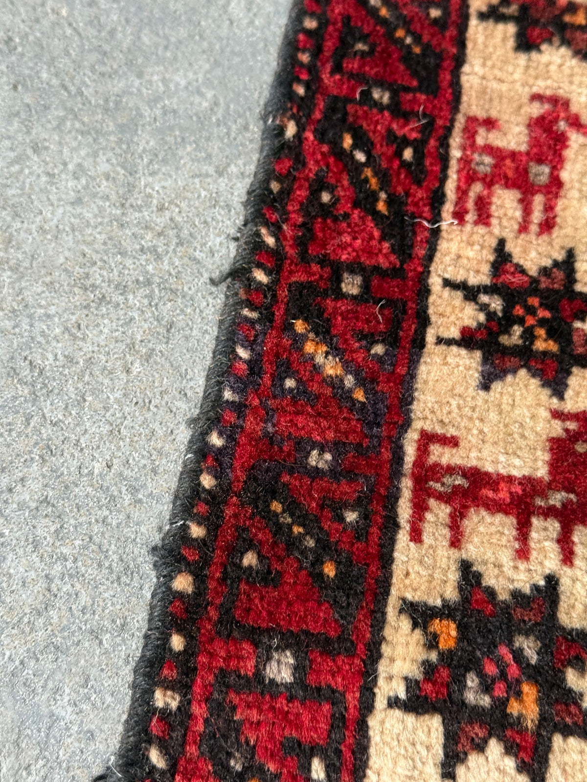 Petit tapis noué à la main à médaillon et motifs animaliers