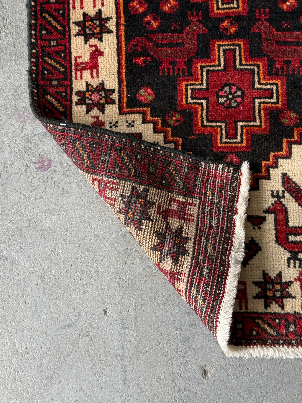 Petit tapis noué à la main à médaillon et motifs animaliers