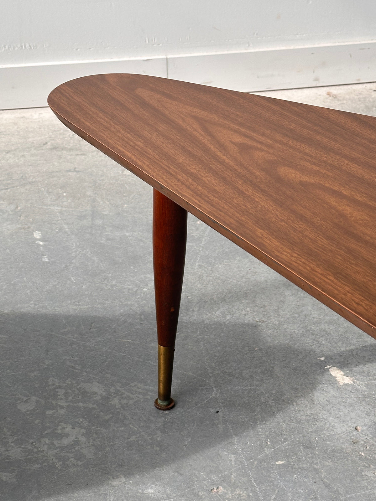 Table à café « boomerang » en placage noyer
