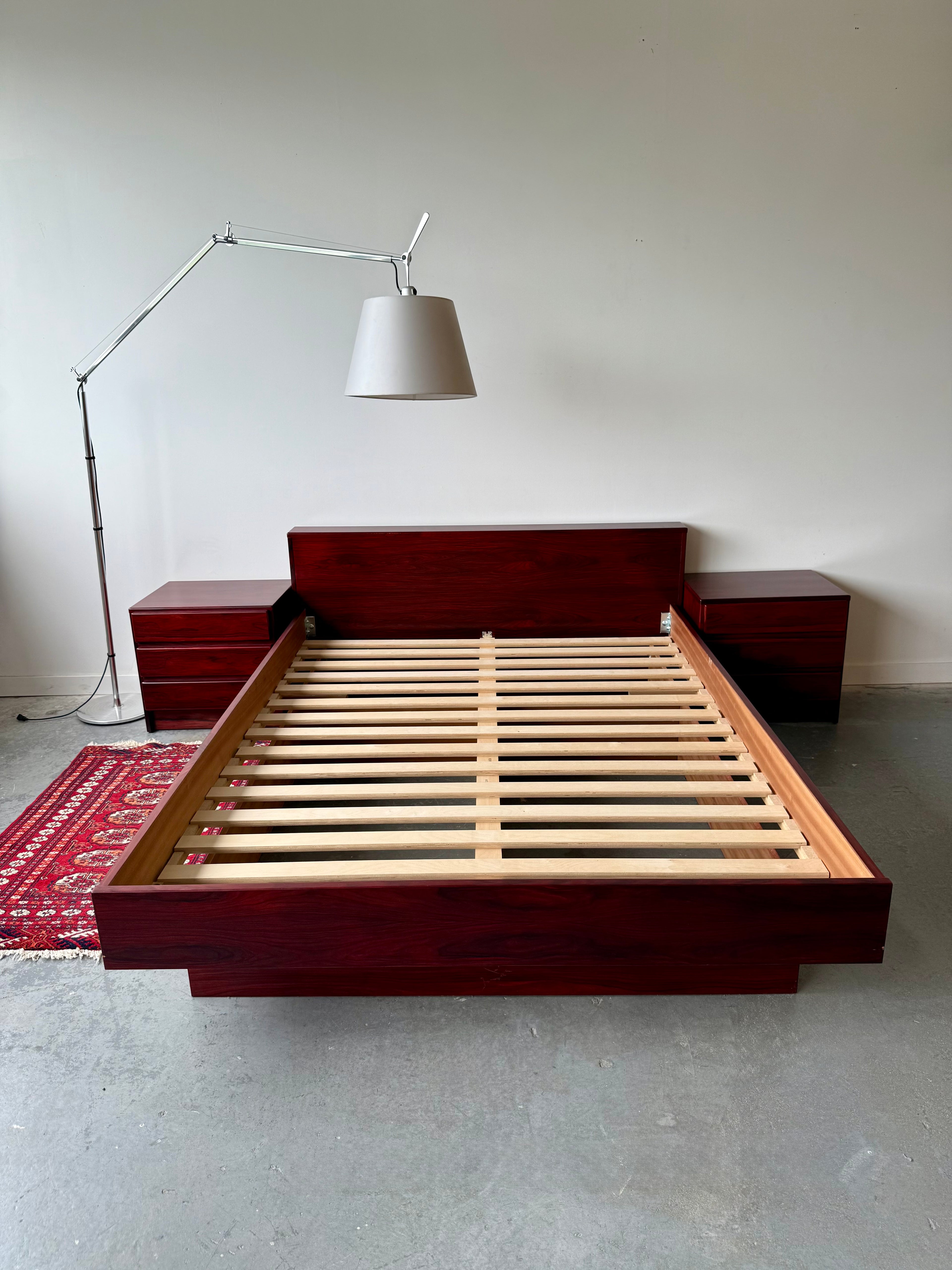 Base de lit queen en placage de cerisier par Mobican, 1970s 🇨🇦