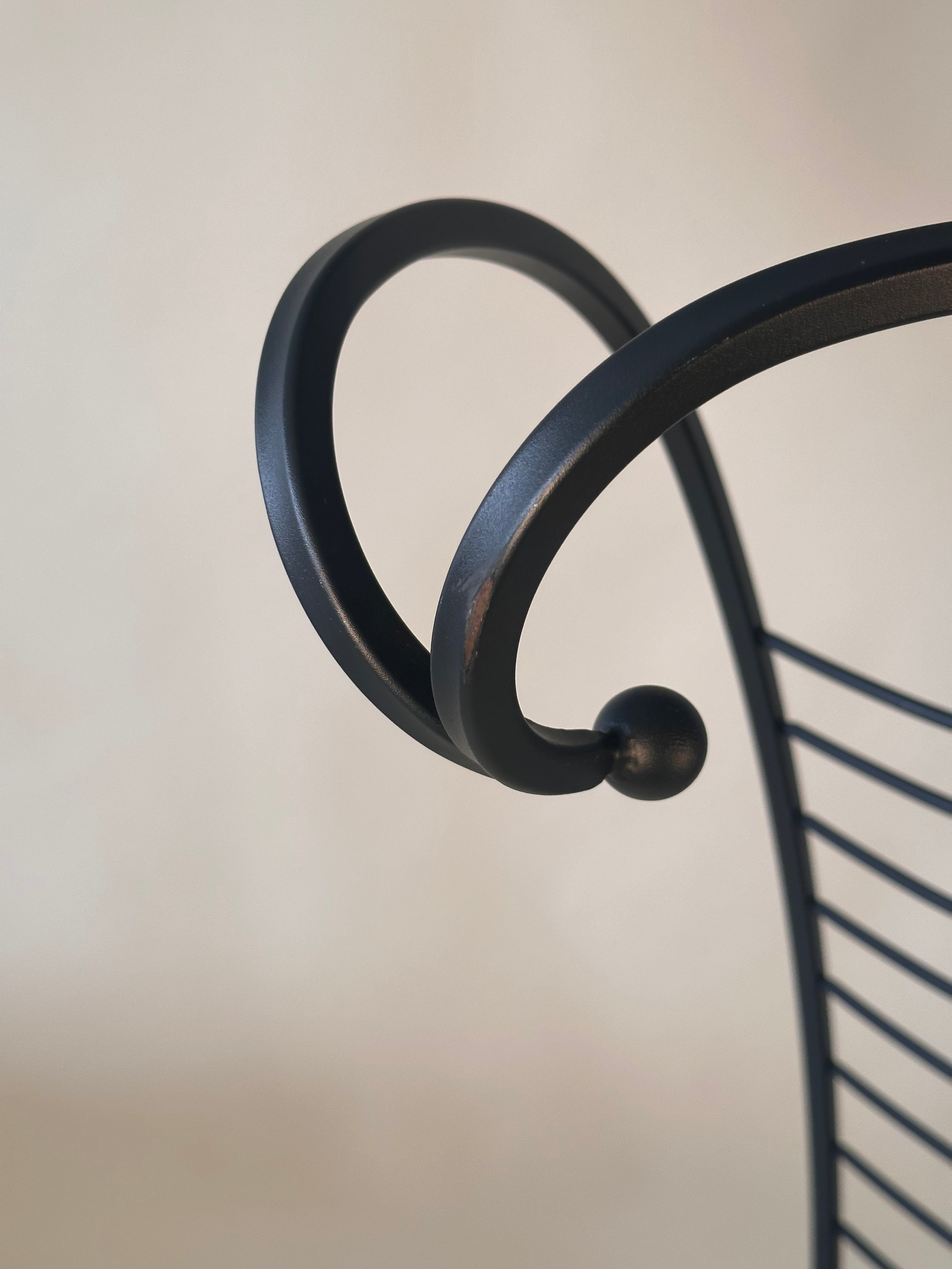 Chaise artisanale "colonne vertébrale" dans le style d’André Dubreuil en fer forgé