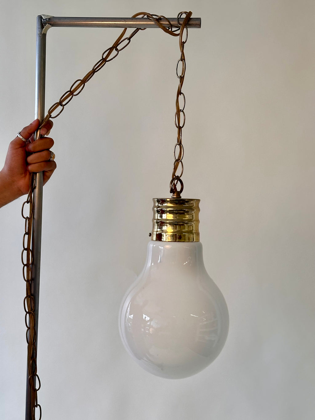 Lampe de suspension en forme d’ampoule géante