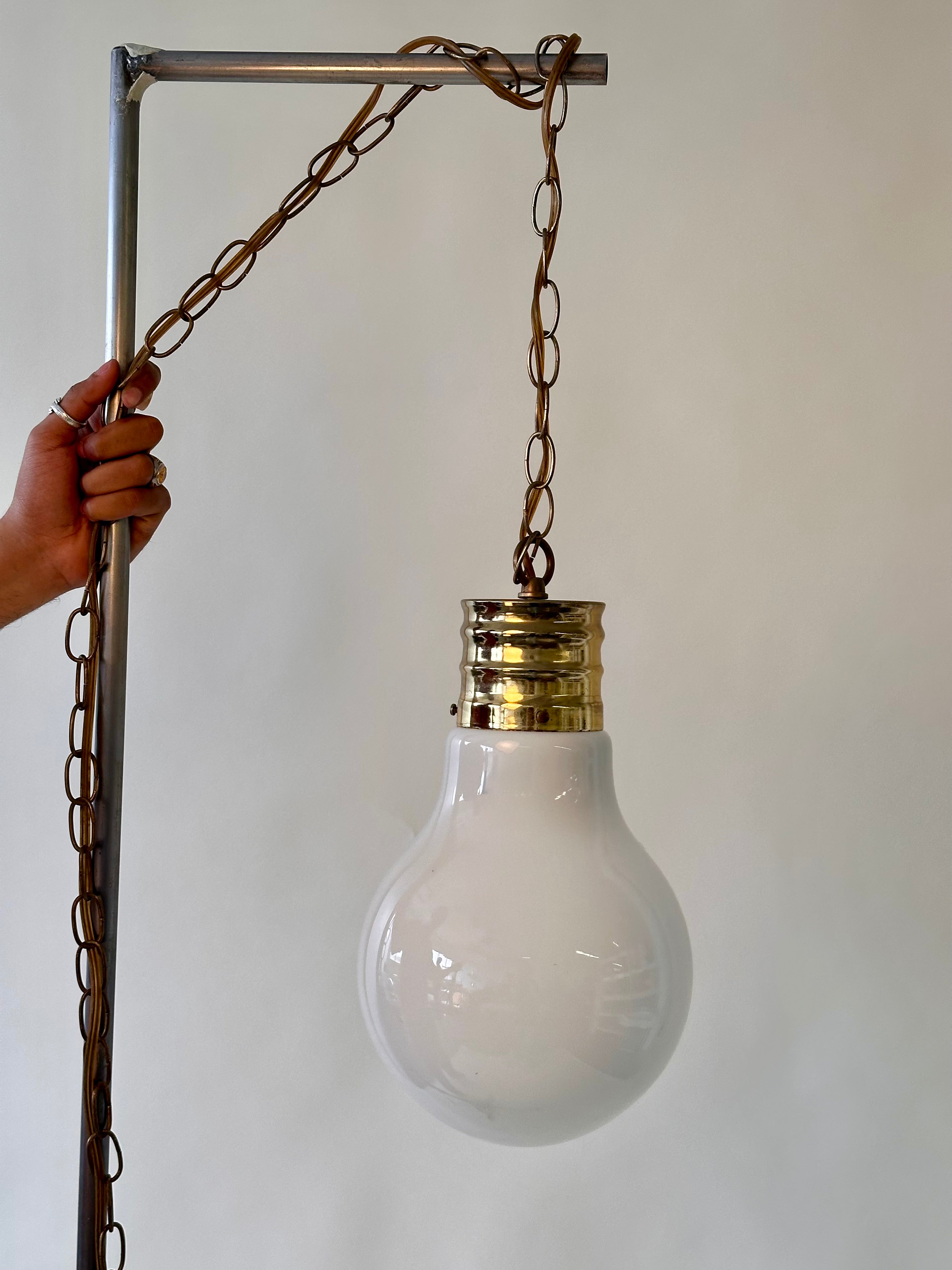 Lampe de suspension en forme d’ampoule géante