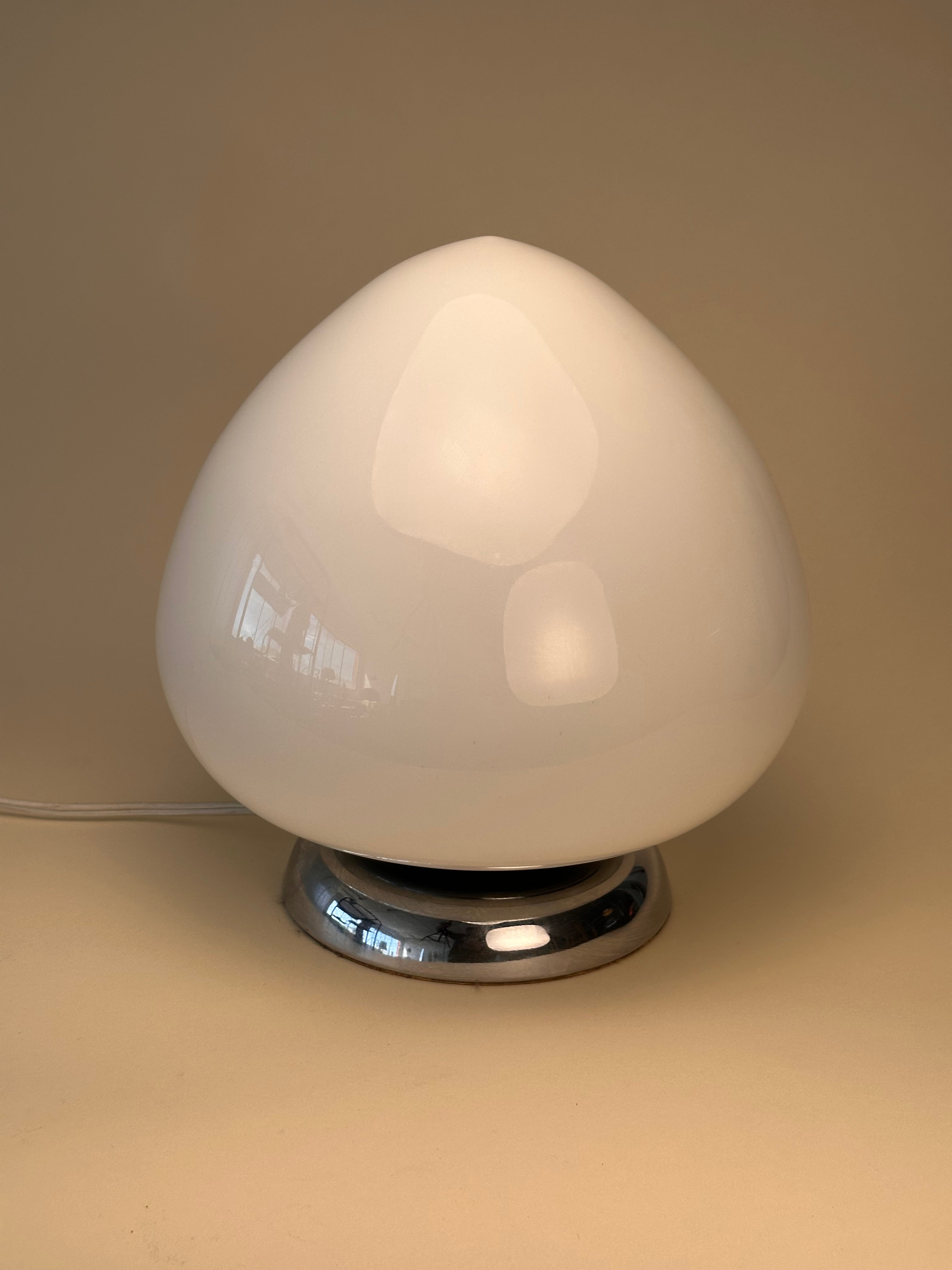 Lampe de table « Œuf » vintage en verre opaline