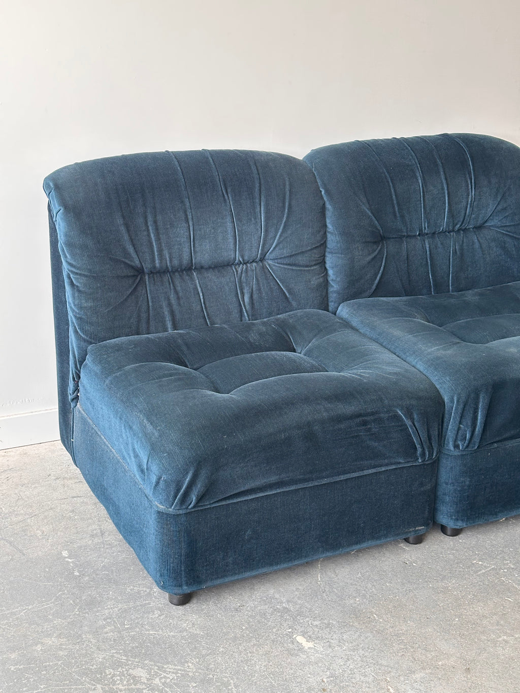 Sofa modulaire 4 morceaux en velours bleu par G.Romano, fait au Québec