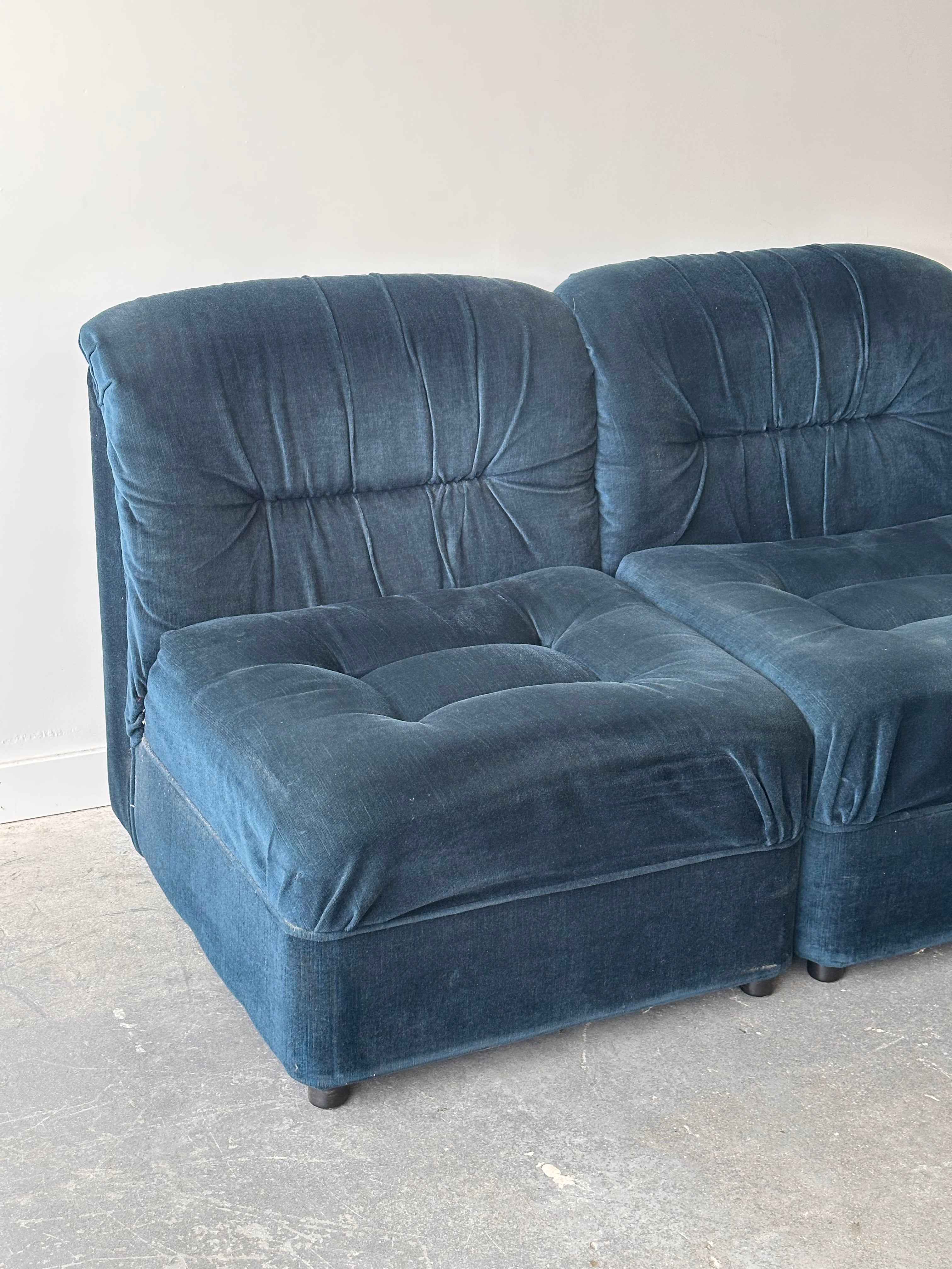 Sofa modulaire 4 morceaux en velours bleu par G.Romano, fait au Québec