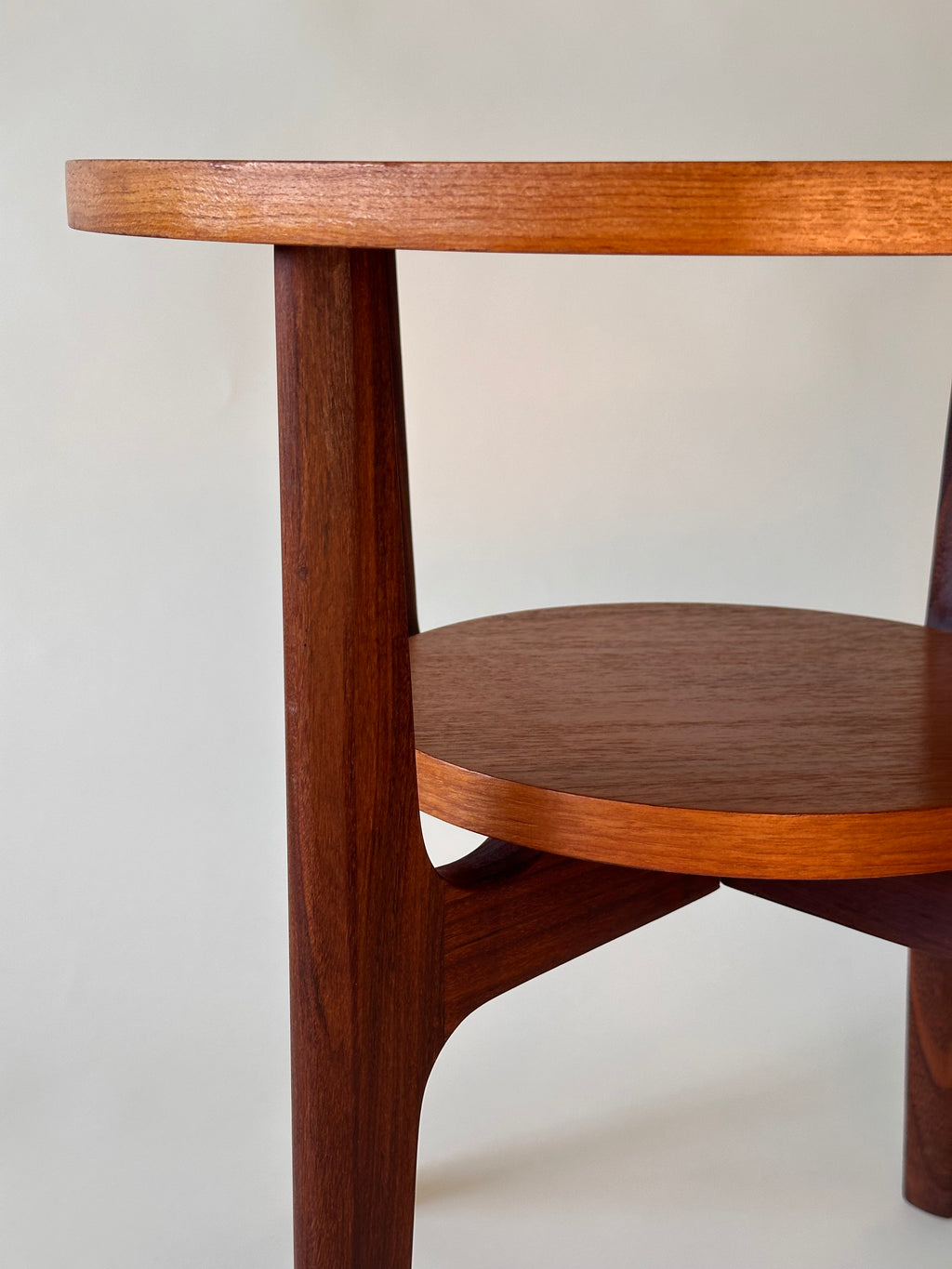Table d’appoint en teck par RS associates, fait au Canada
