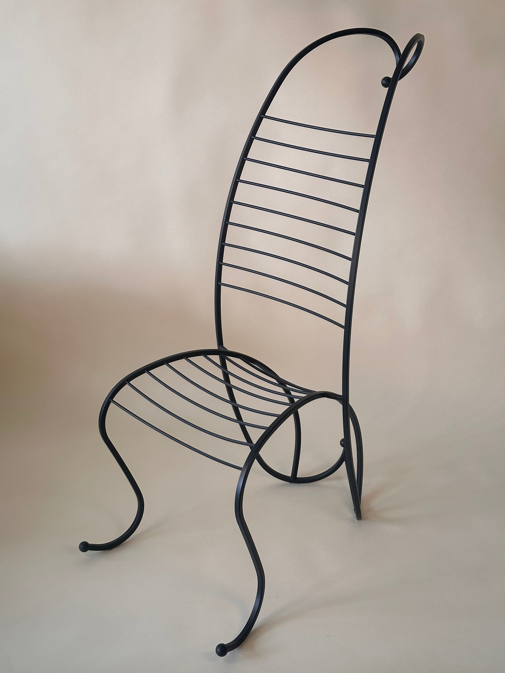Chaise artisanale "colonne vertébrale" dans le style d’André Dubreuil en fer forgé