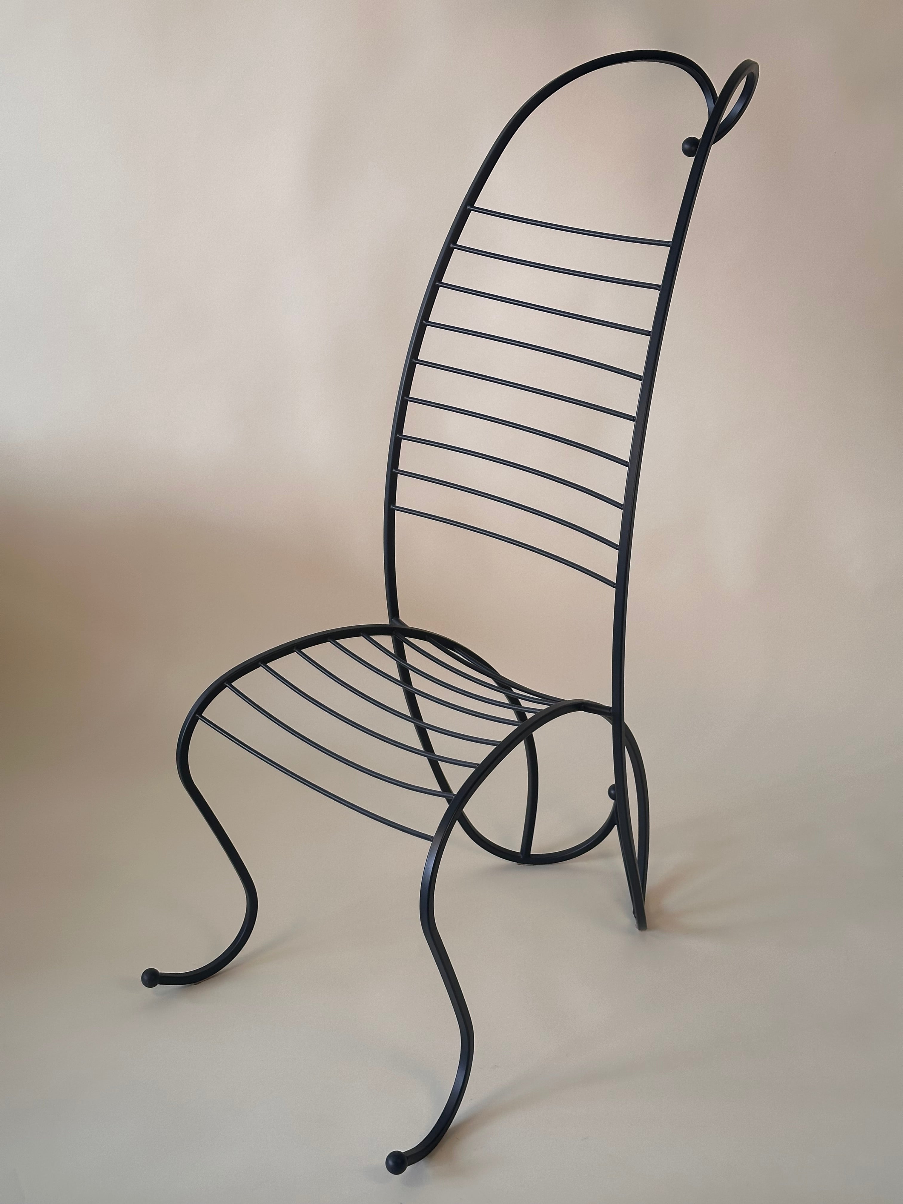 Chaise artisanale "colonne vertébrale" dans le style d’André Dubreuil en fer forgé