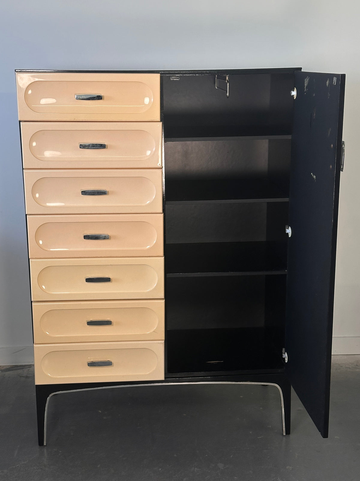 Commode « monsieur » par Henri Vallières
