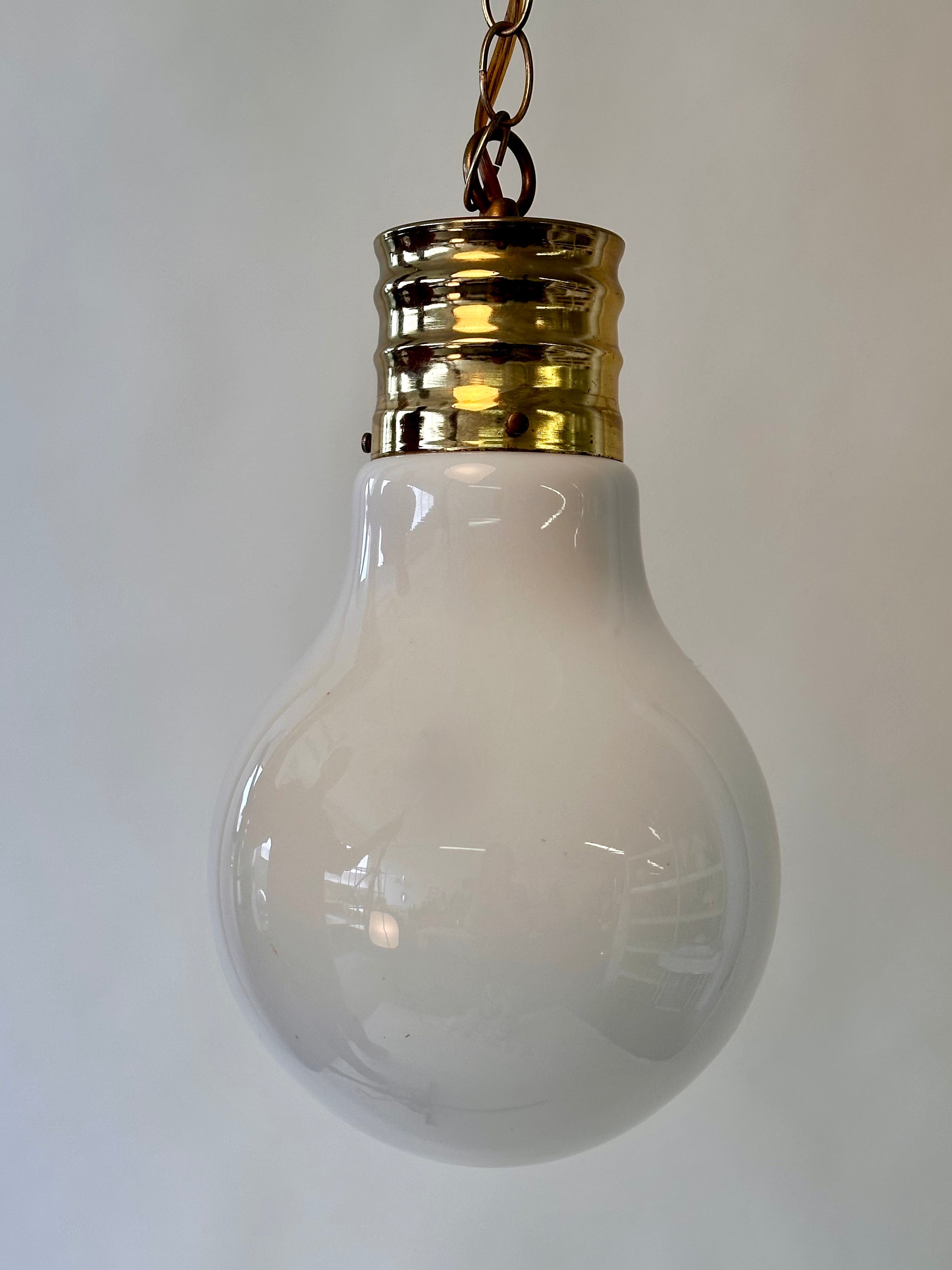 Lampe de suspension en forme d’ampoule géante
