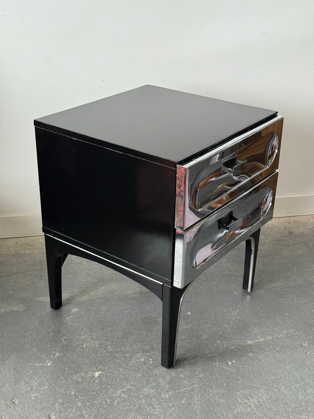 Table de chevet chromée par Henri Vallières, Québec 1970s