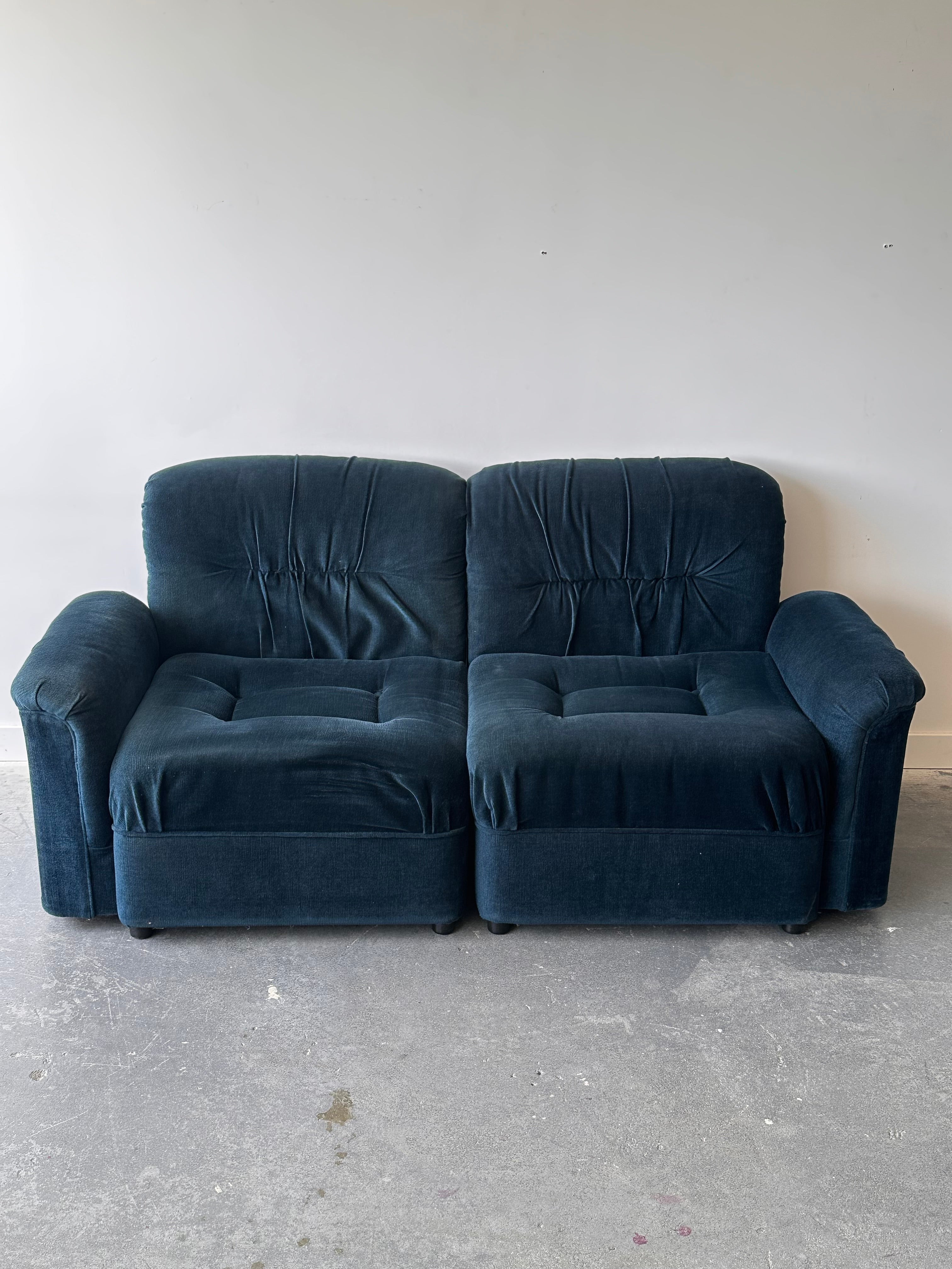 Sofa modulaire 4 morceaux en velours bleu par G.Romano, fait au Québec