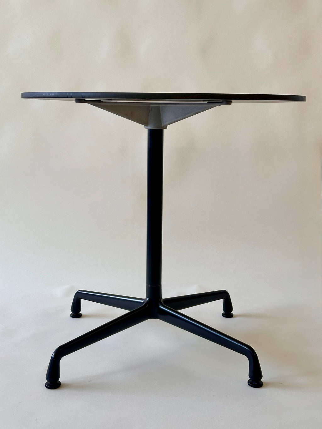 Table ronde de conférence Eames pour Herman Miller, 2019