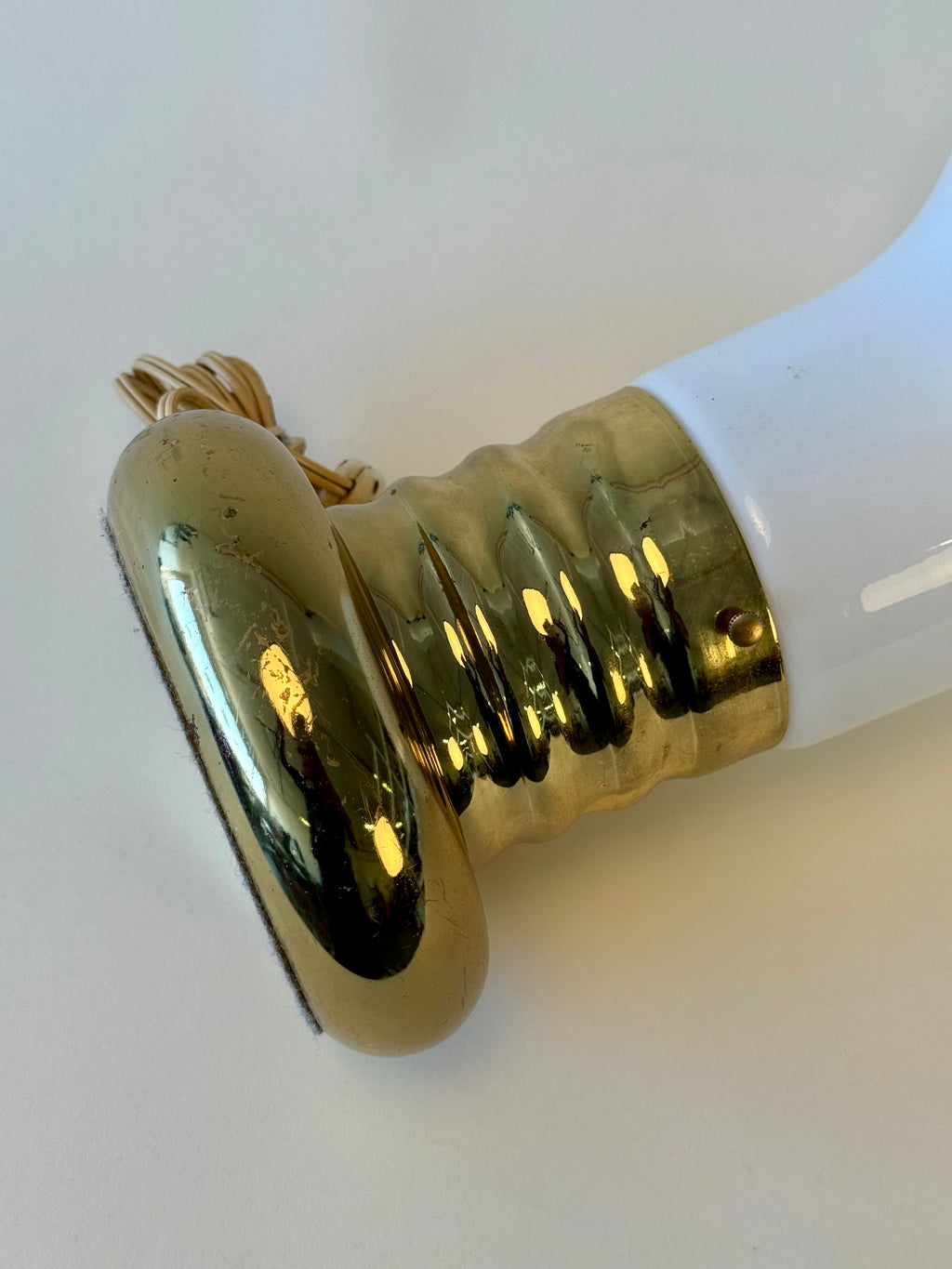 Lampe de table vintage en forme d’ampoule géante avec base en laiton