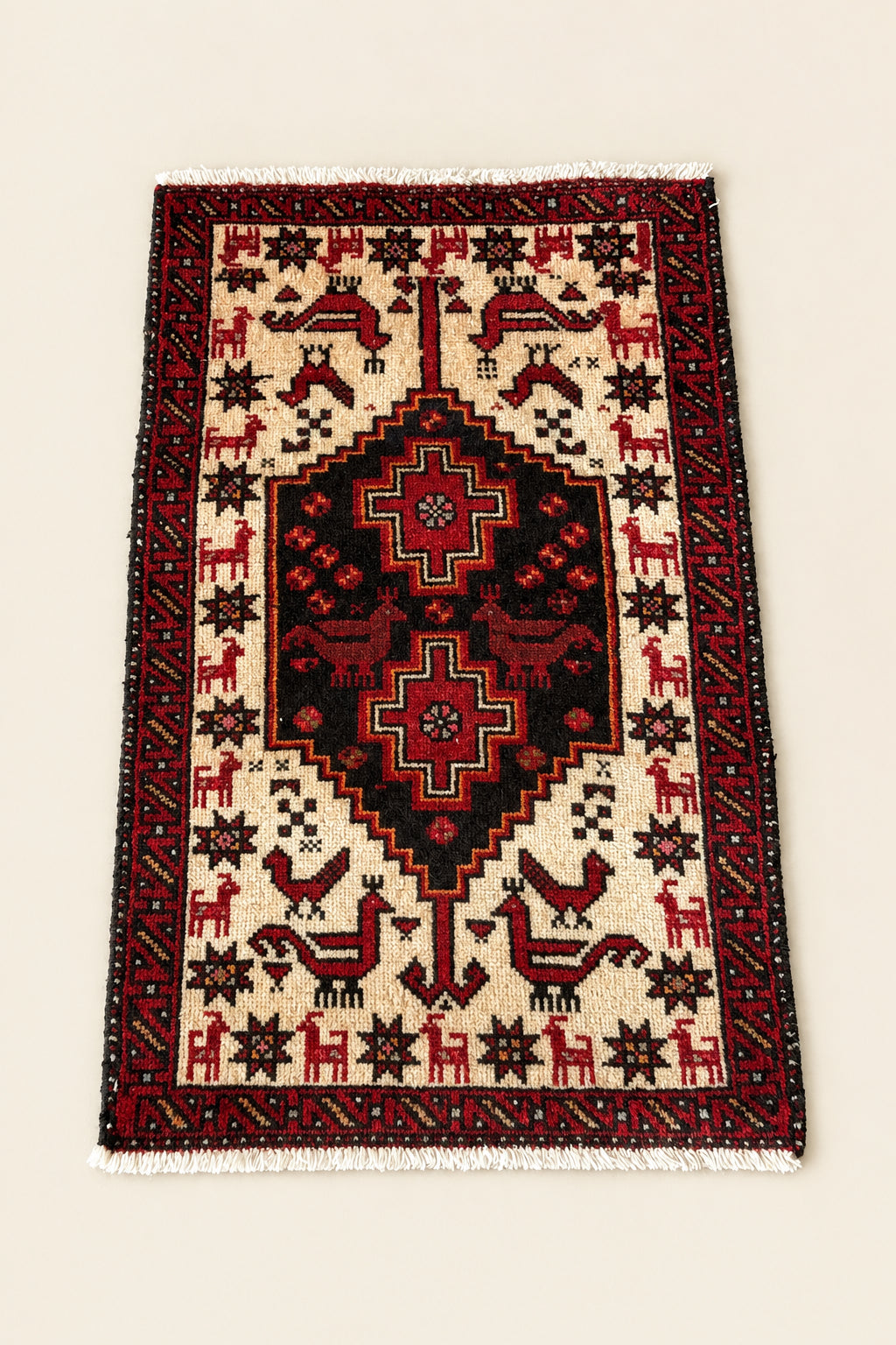 Petit tapis noué à la main à médaillon et motifs animaliers