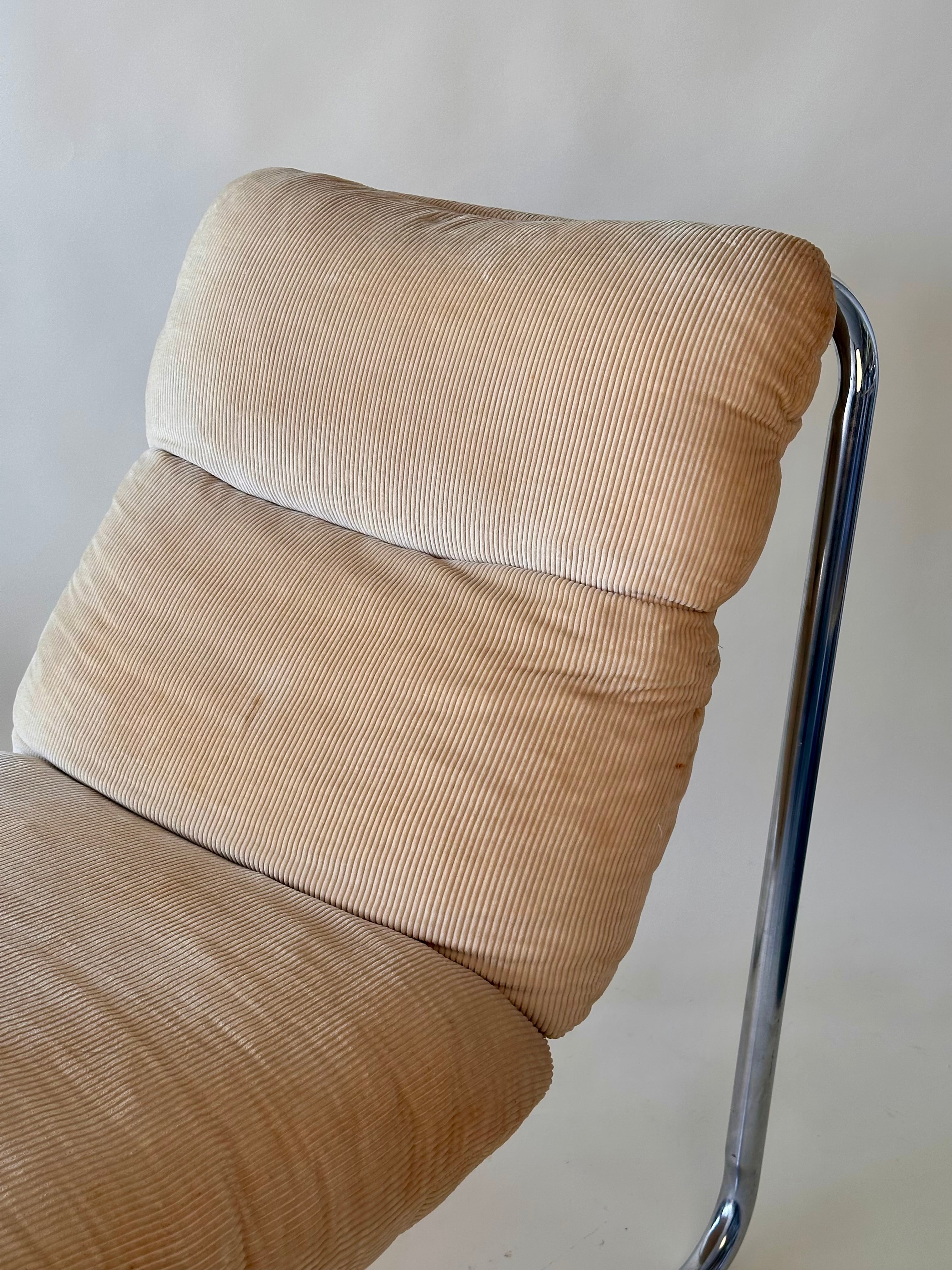 Fauteuil de lecture en chrome tubulaire avec assise en velours côtelé et ottoman