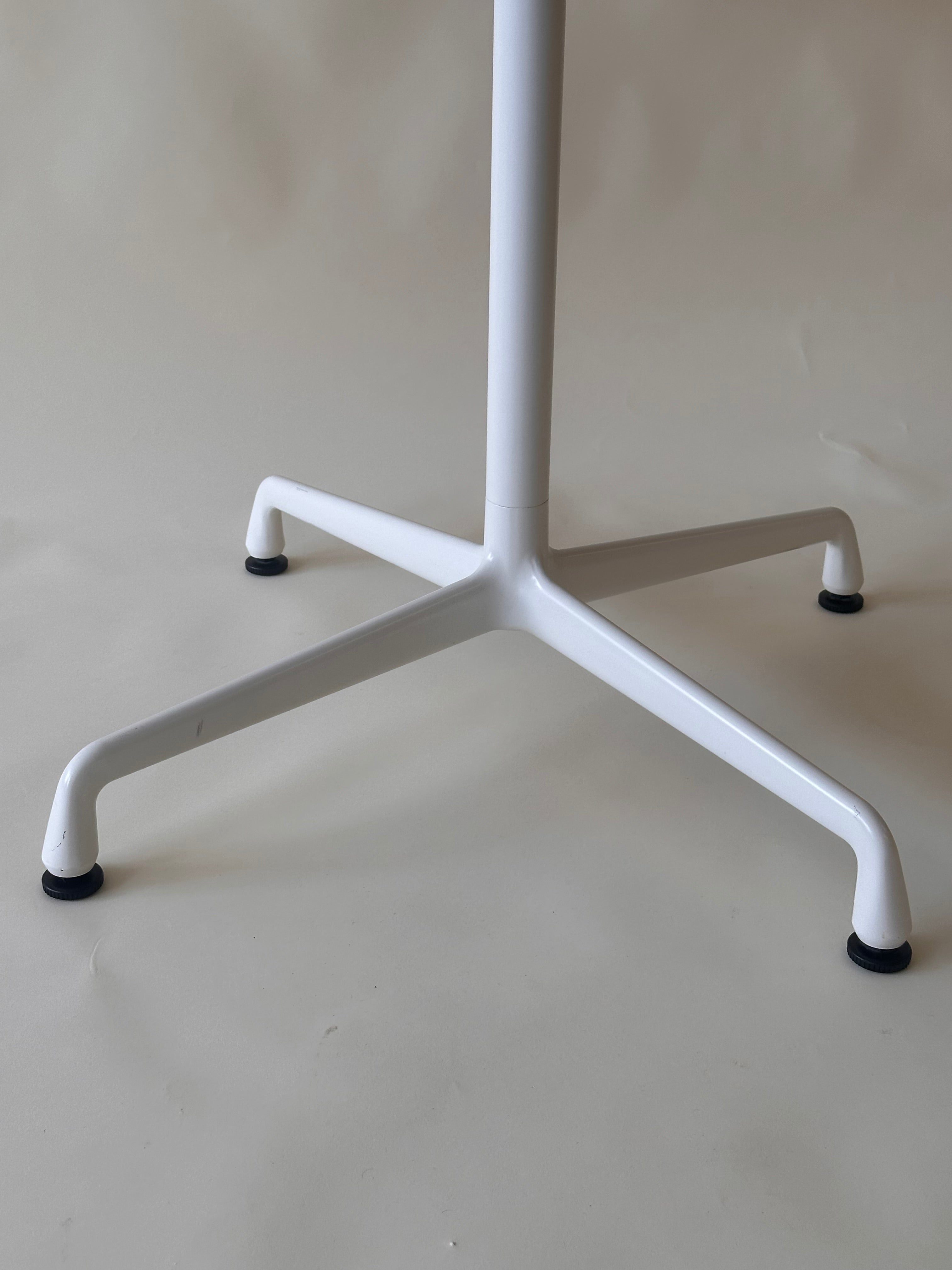 Table ronde de conférence Eames pour Herman Miller, 2019