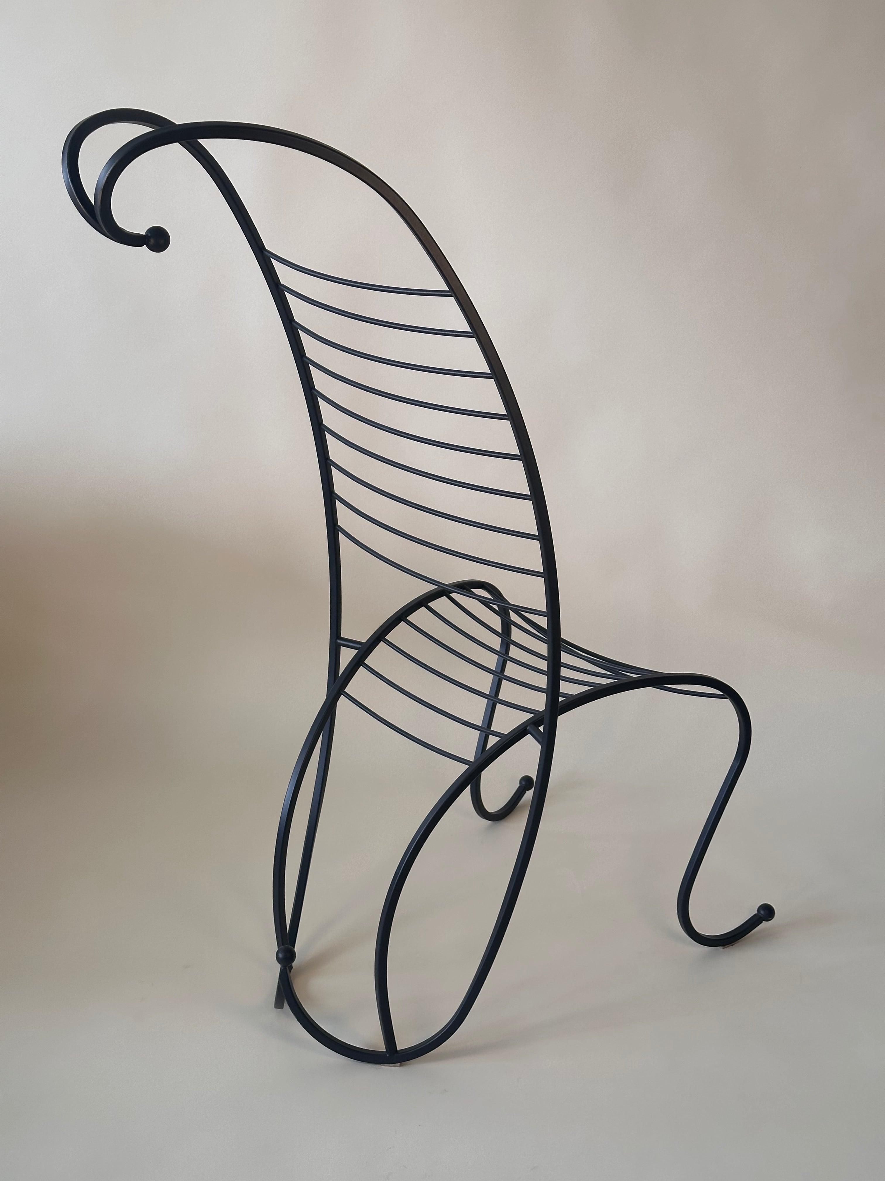 Chaise artisanale "colonne vertébrale" dans le style d’André Dubreuil en fer forgé