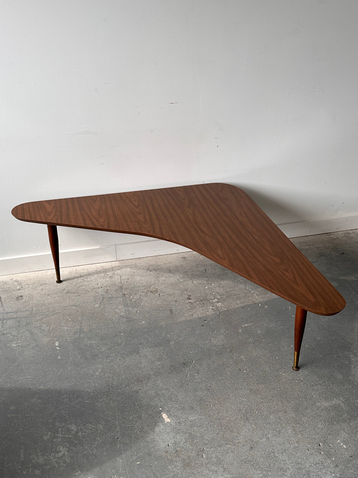 Table à café « boomerang » en placage noyer