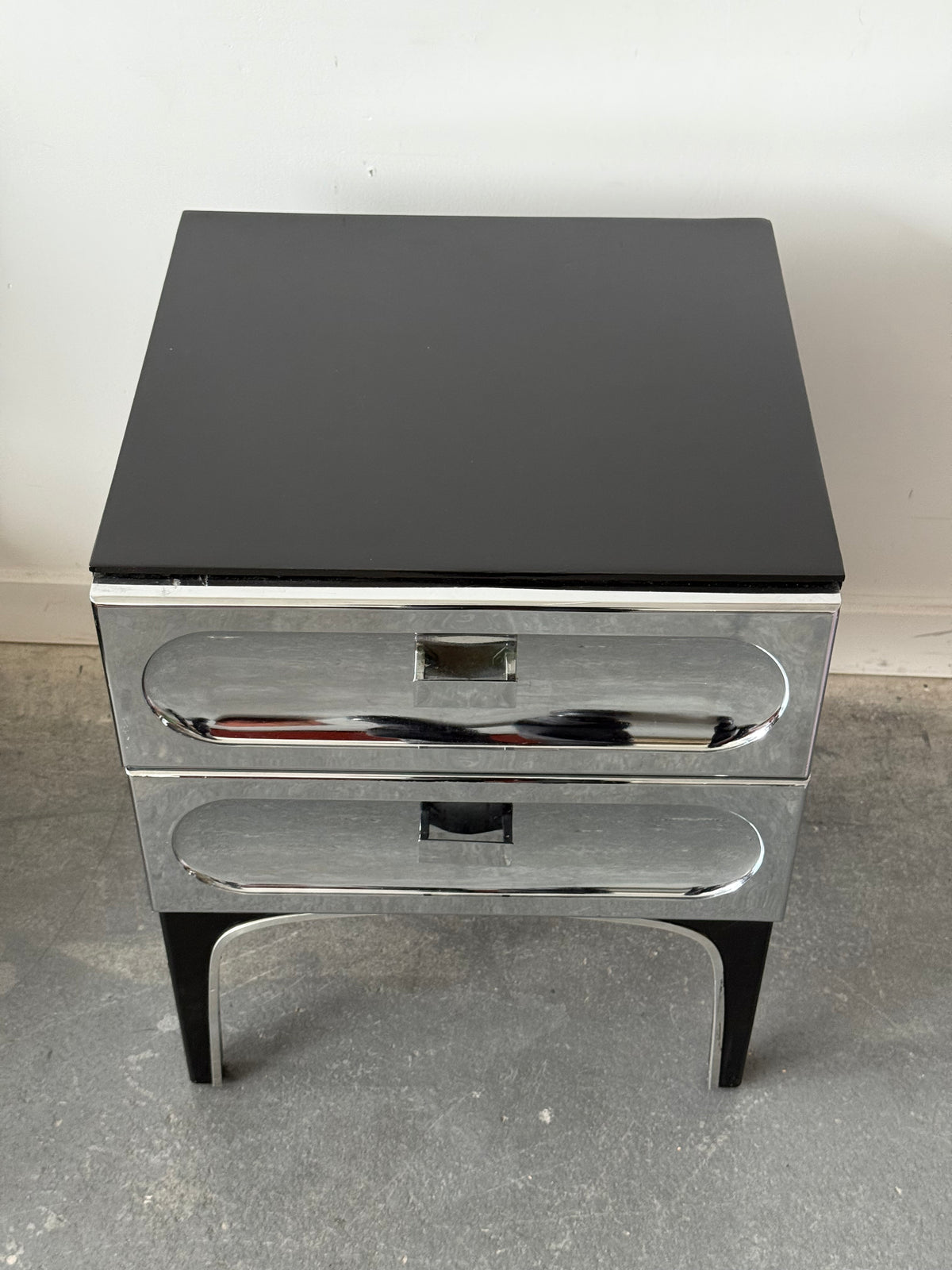 Table de chevet chromée par Henri Vallières, Québec 1970s
