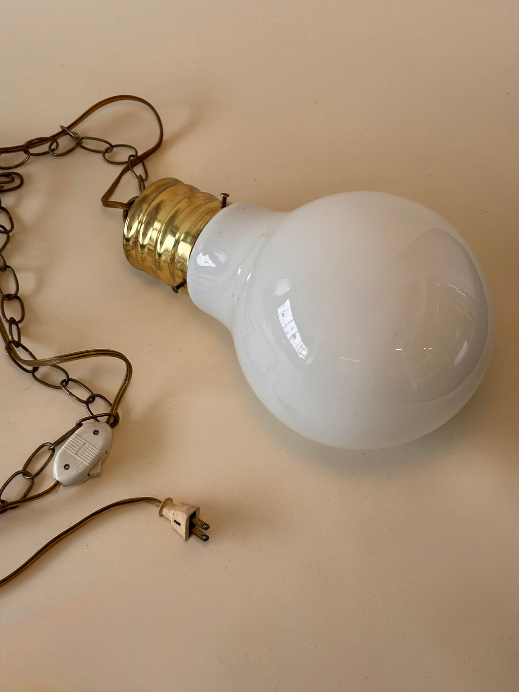 Lampe de suspension en forme d’ampoule géante