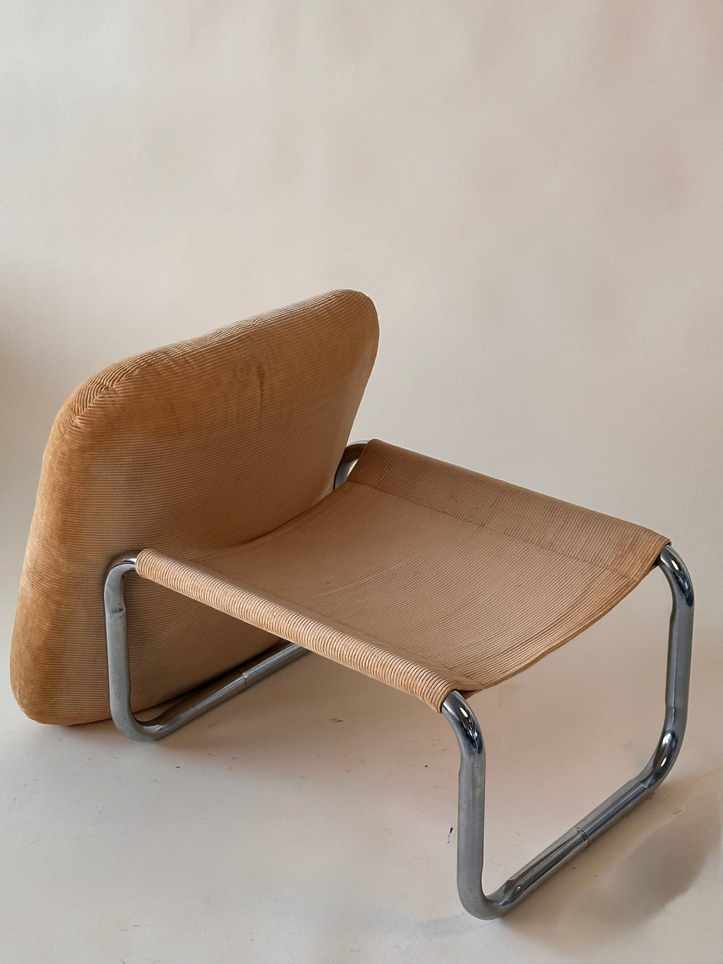 Fauteuil de lecture en chrome tubulaire avec assise en velours côtelé et ottoman