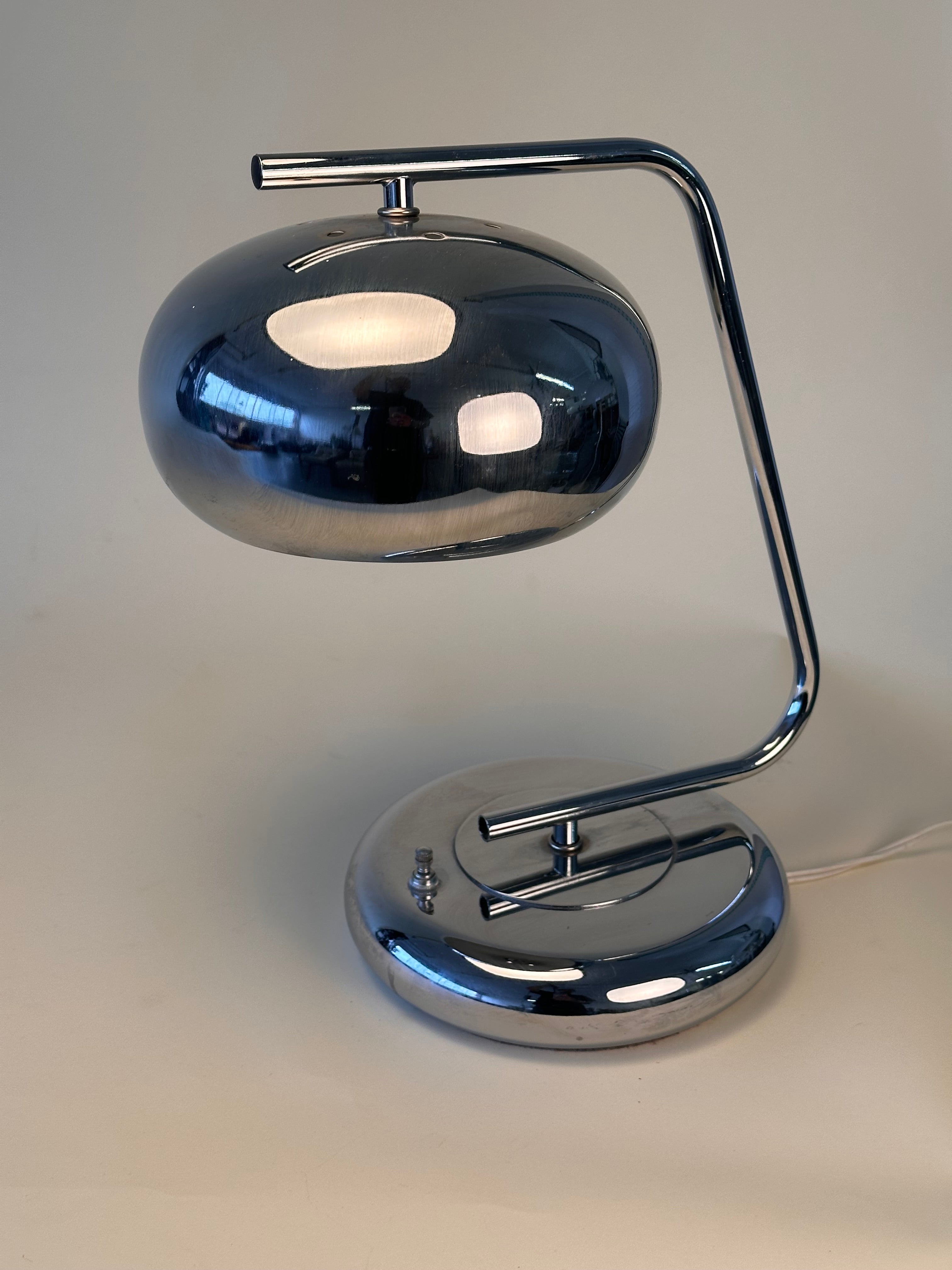 Lampe de table vintage en chrome