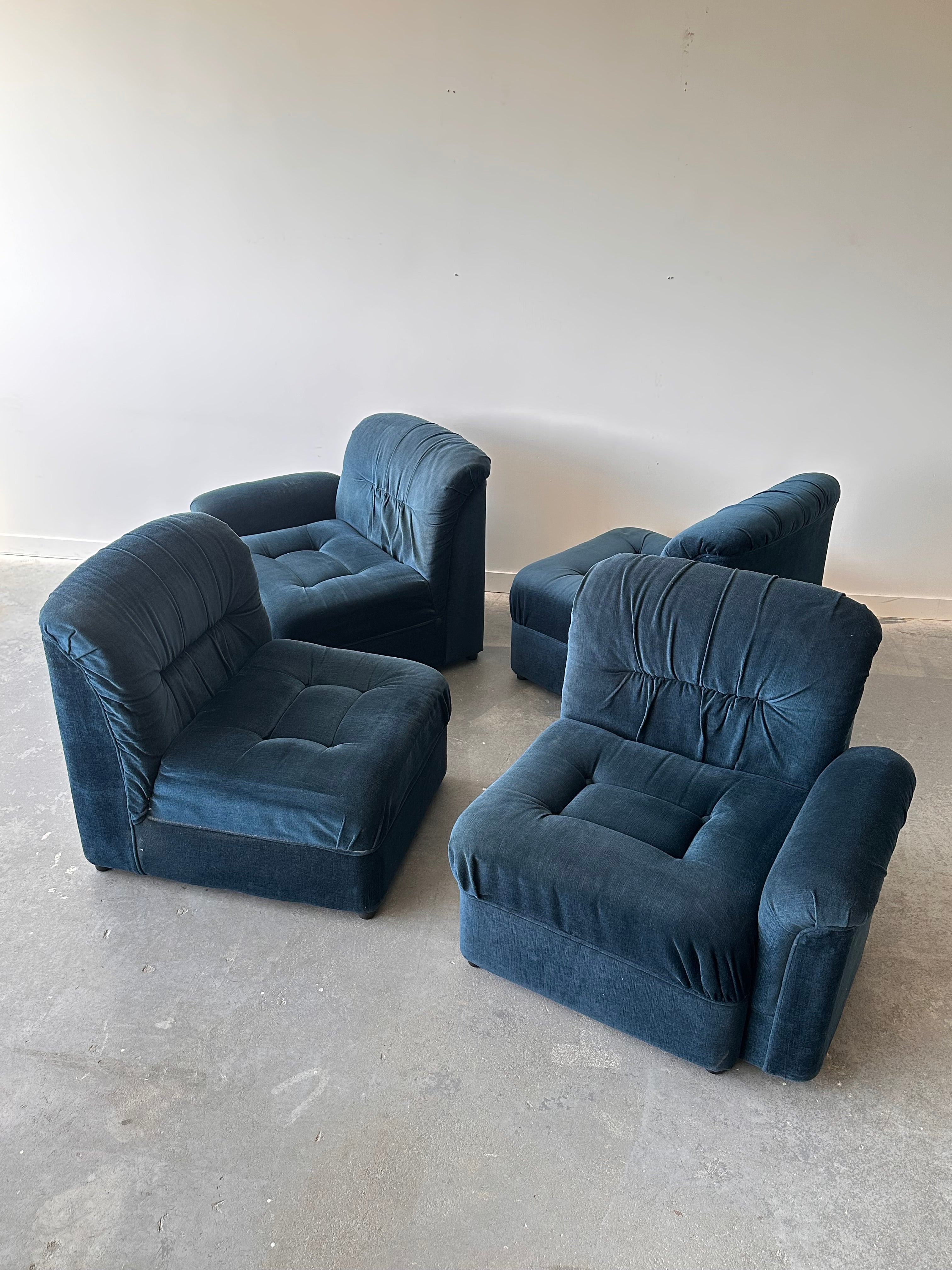 Sofa modulaire 4 morceaux en velours bleu par G.Romano, fait au Québec