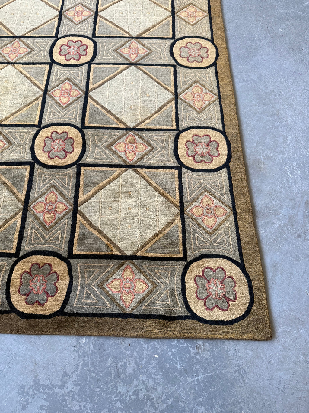 Tapis en laine à motifs géométriques et floraux, de style tibétain