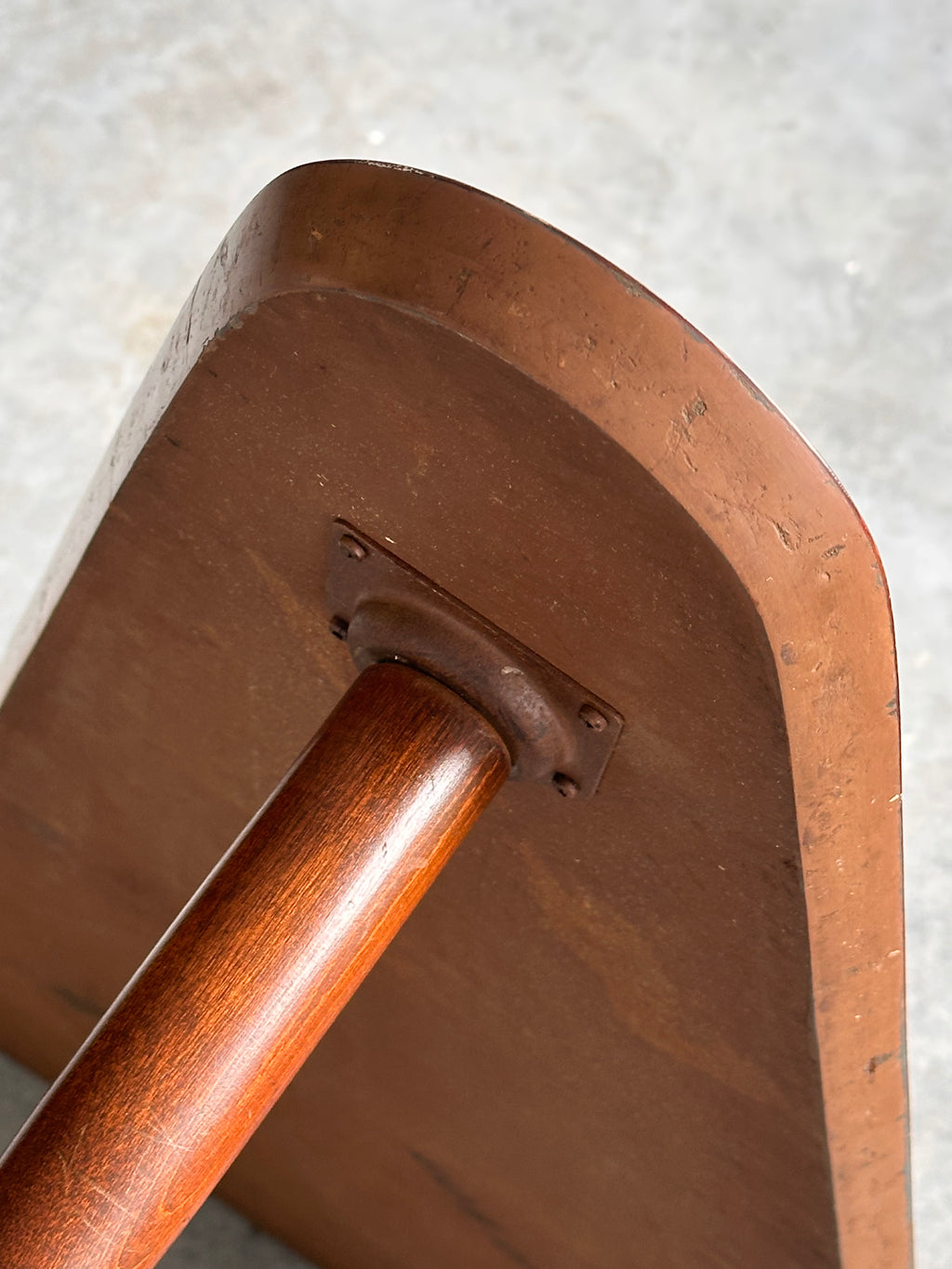 Table à café « boomerang » en placage noyer
