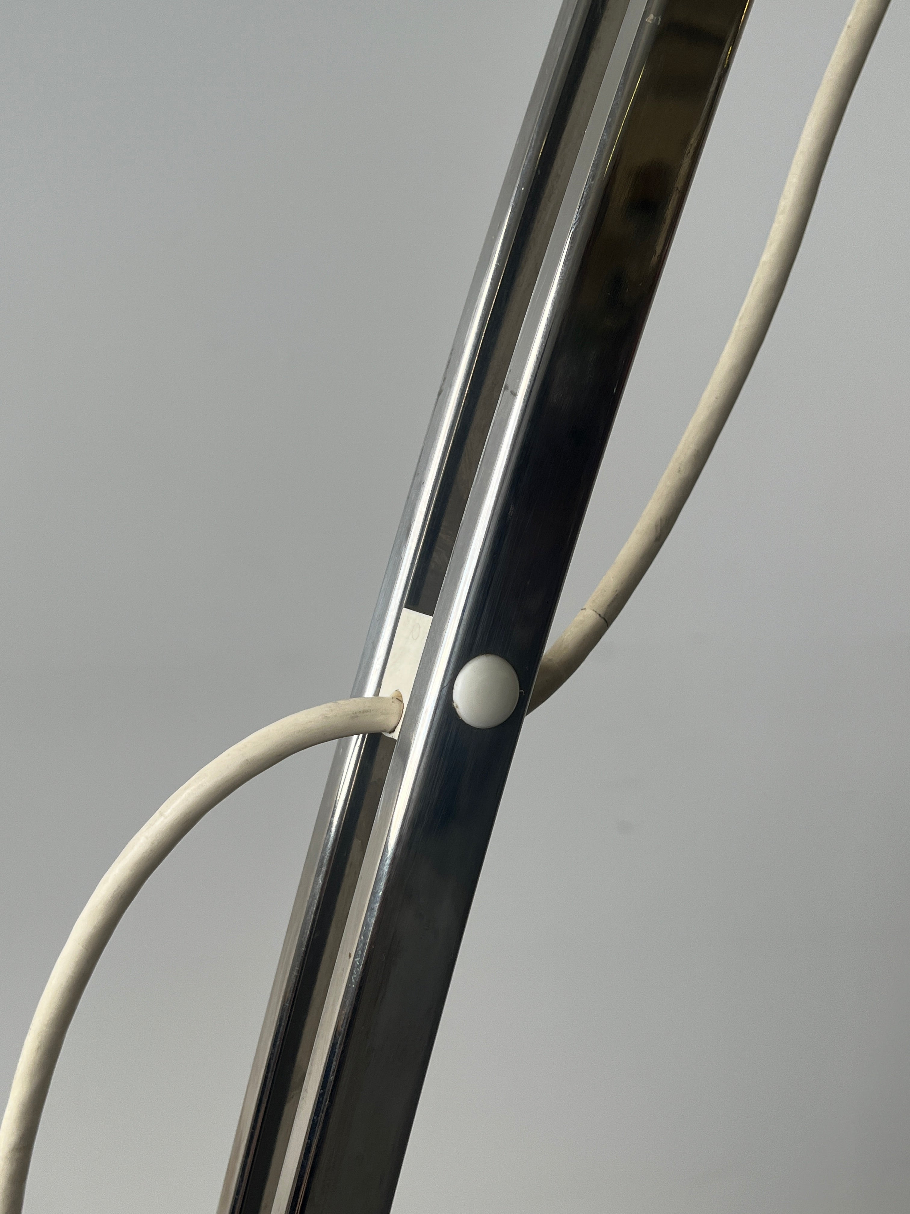 Lampe en arc avec abat-jour en plastique abs conçu par Goffredo Reggiani, fait en Italie 1970s