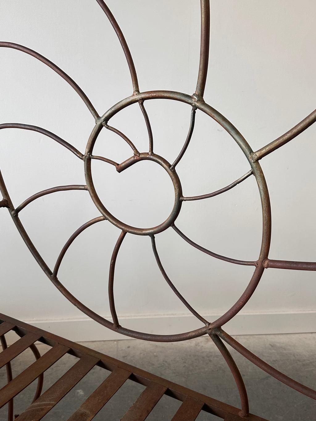 Banc « Nautilus Shell » vintage en fer forgé