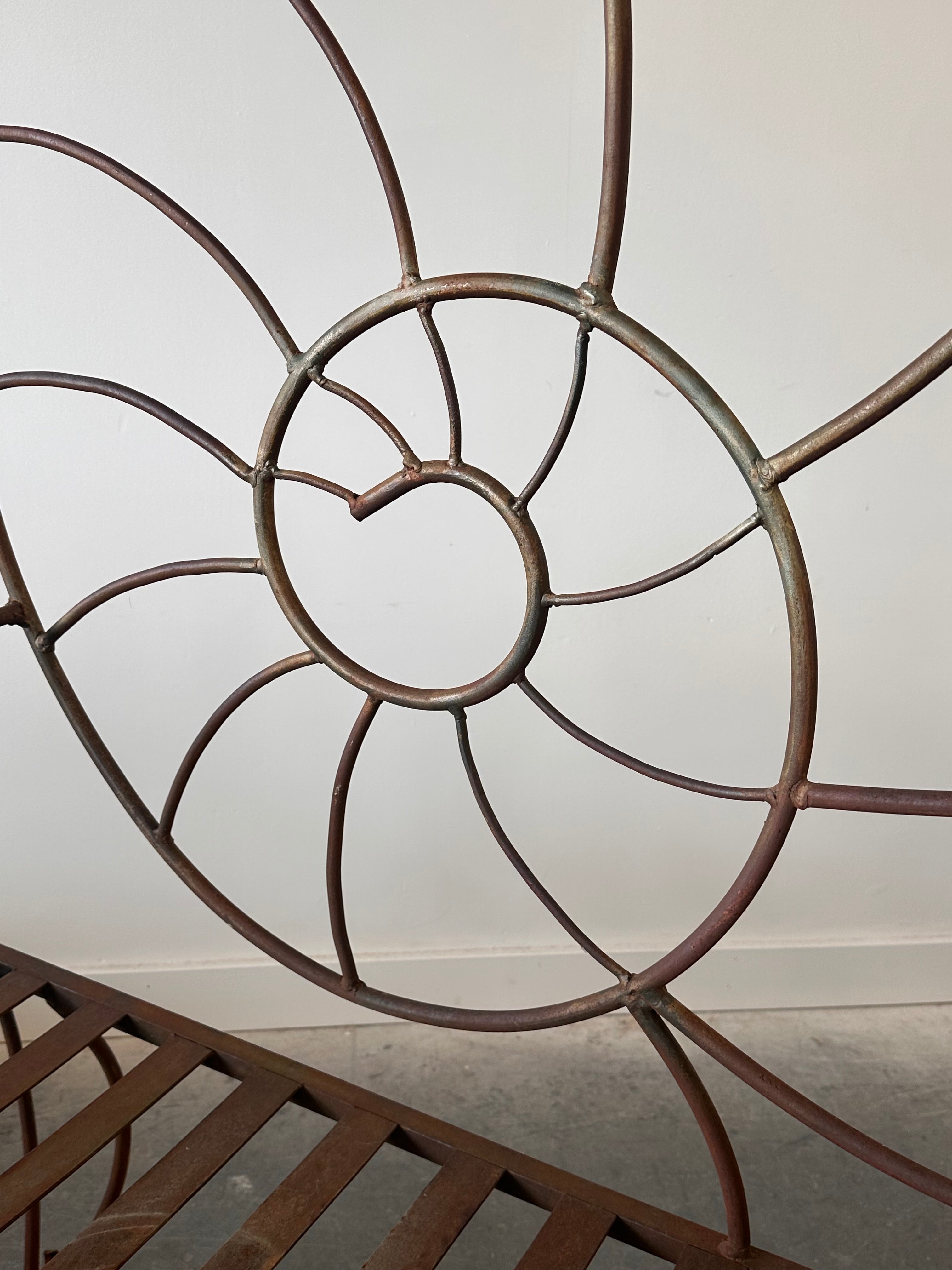 Banc « Nautilus Shell » vintage en fer forgé