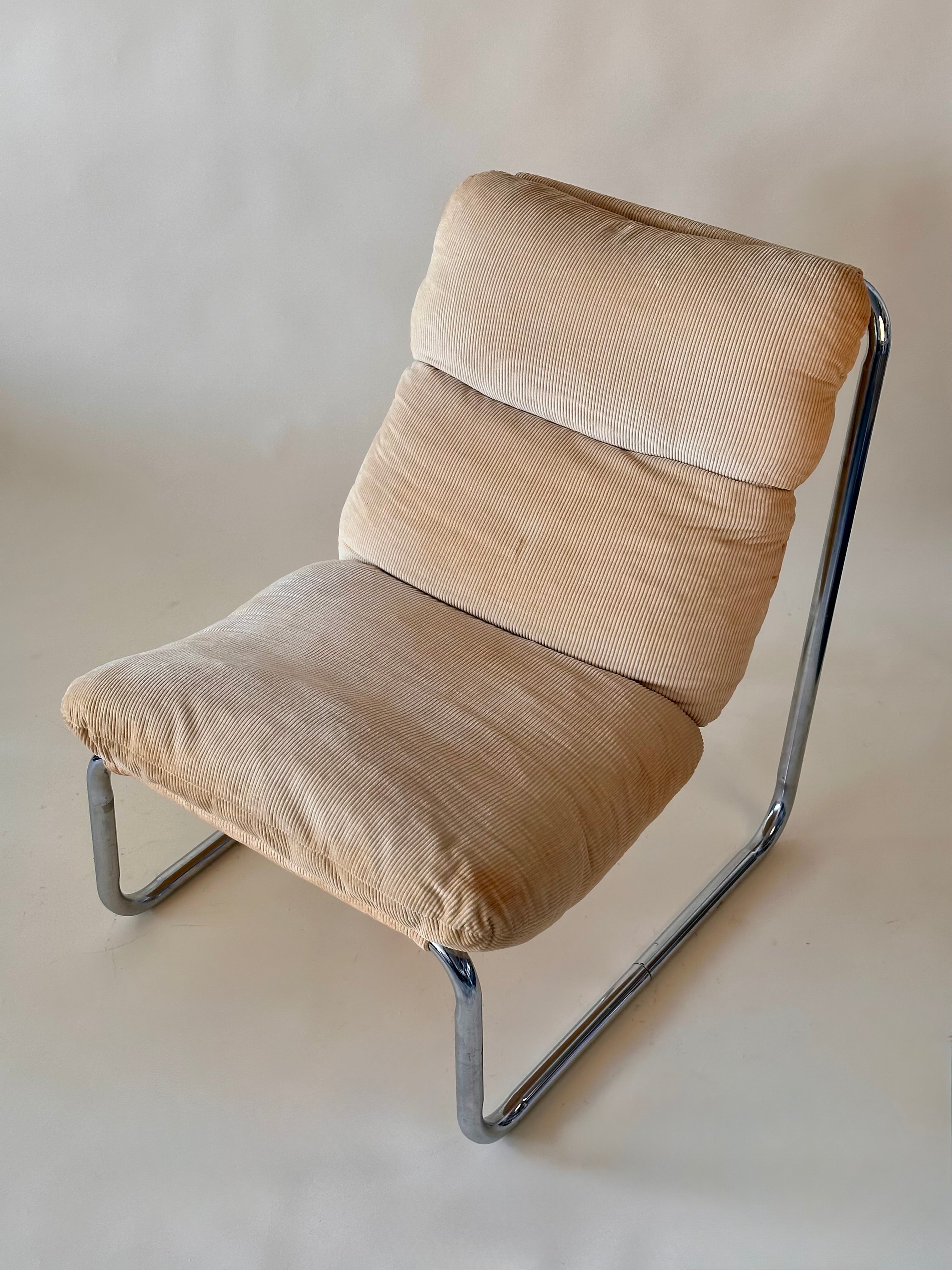Fauteuil de lecture en chrome tubulaire avec assise en velours côtelé et ottoman