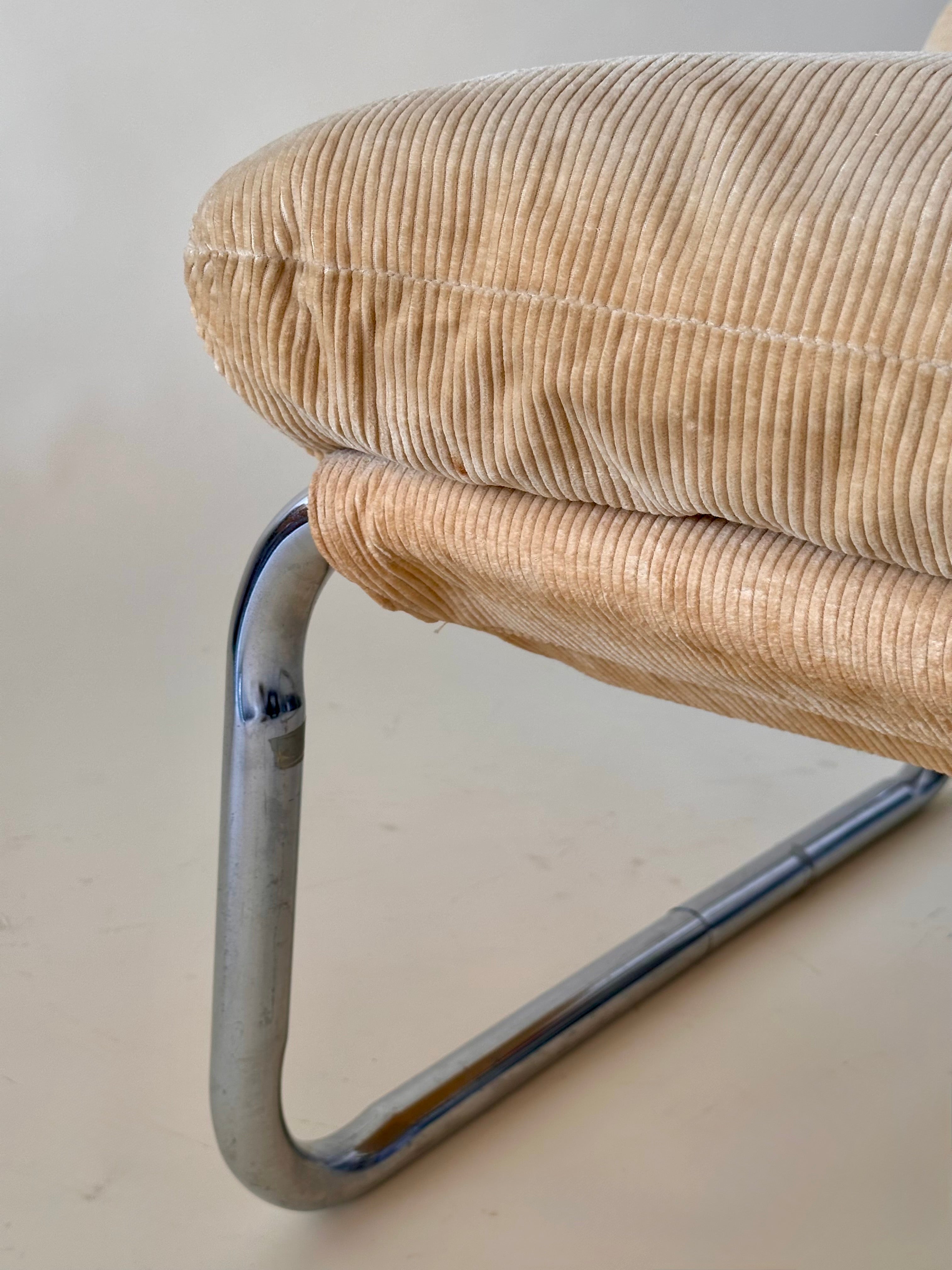 Fauteuil de lecture en chrome tubulaire avec assise en velours côtelé et ottoman