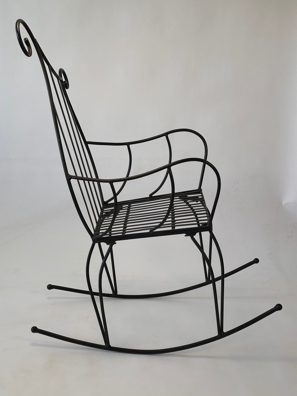 Chaise à bascule artisanale en fer forgé