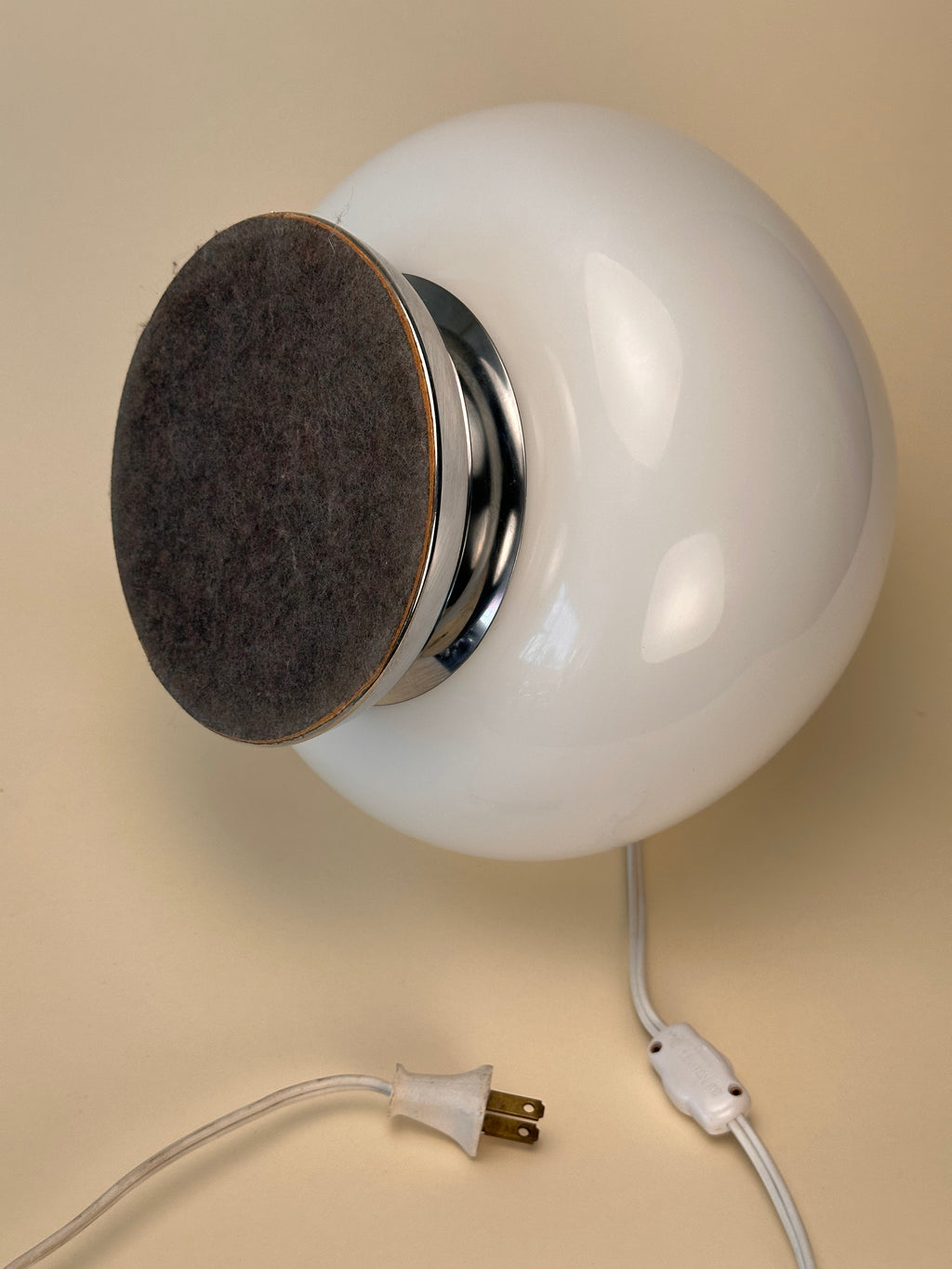 Lampe de table « Œuf » vintage en verre opaline