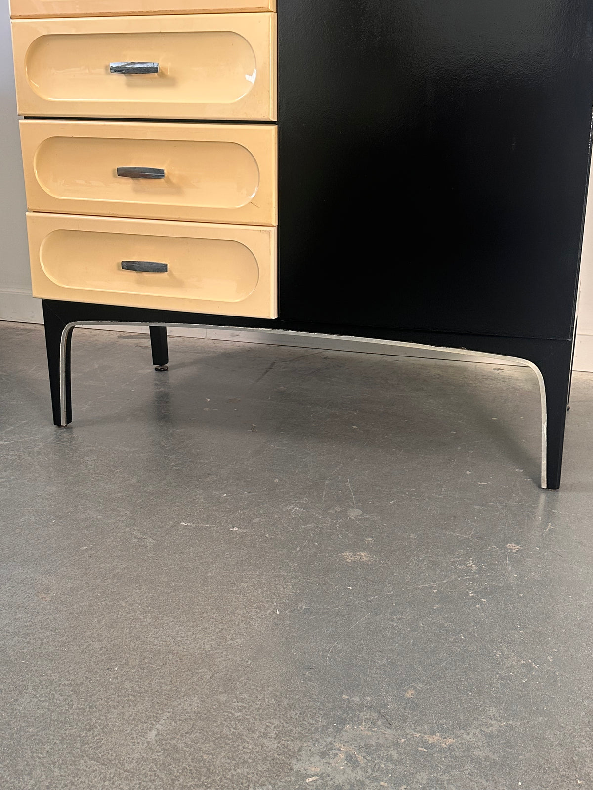 Commode « monsieur » par Henri Vallières