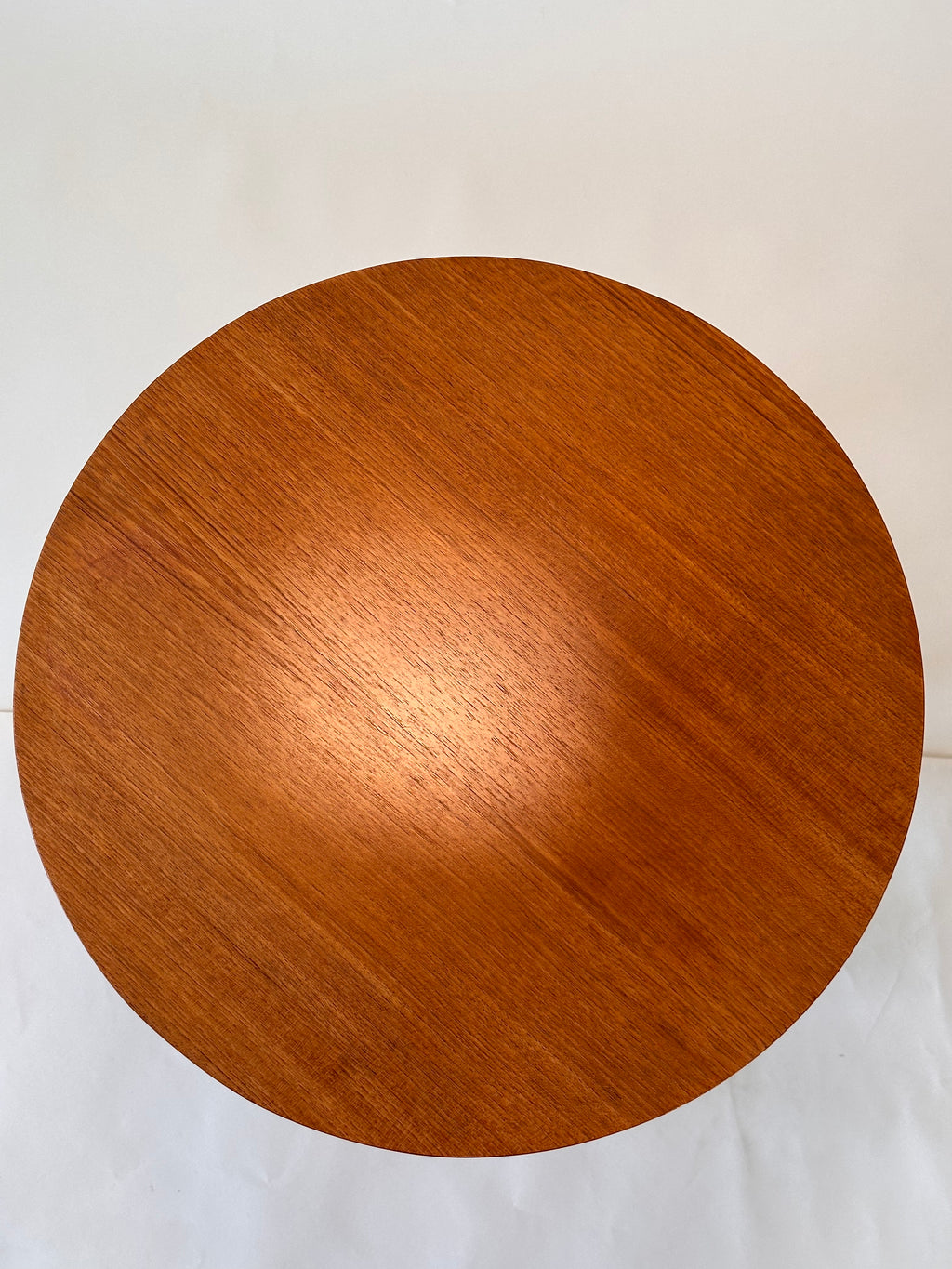 Table d’appoint en teck par RS associates, fait au Canada