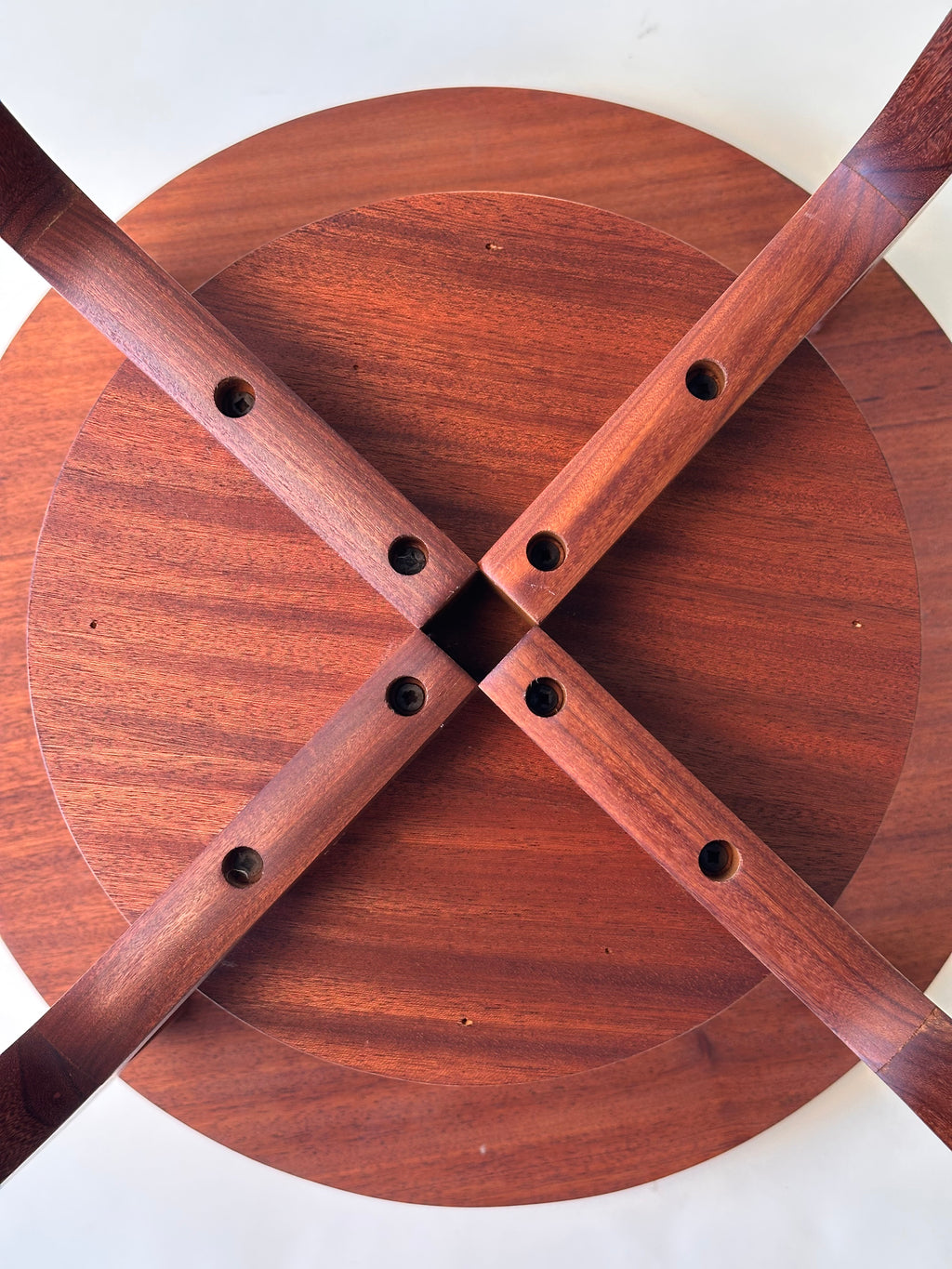 Table d’appoint en teck par RS associates, fait au Canada