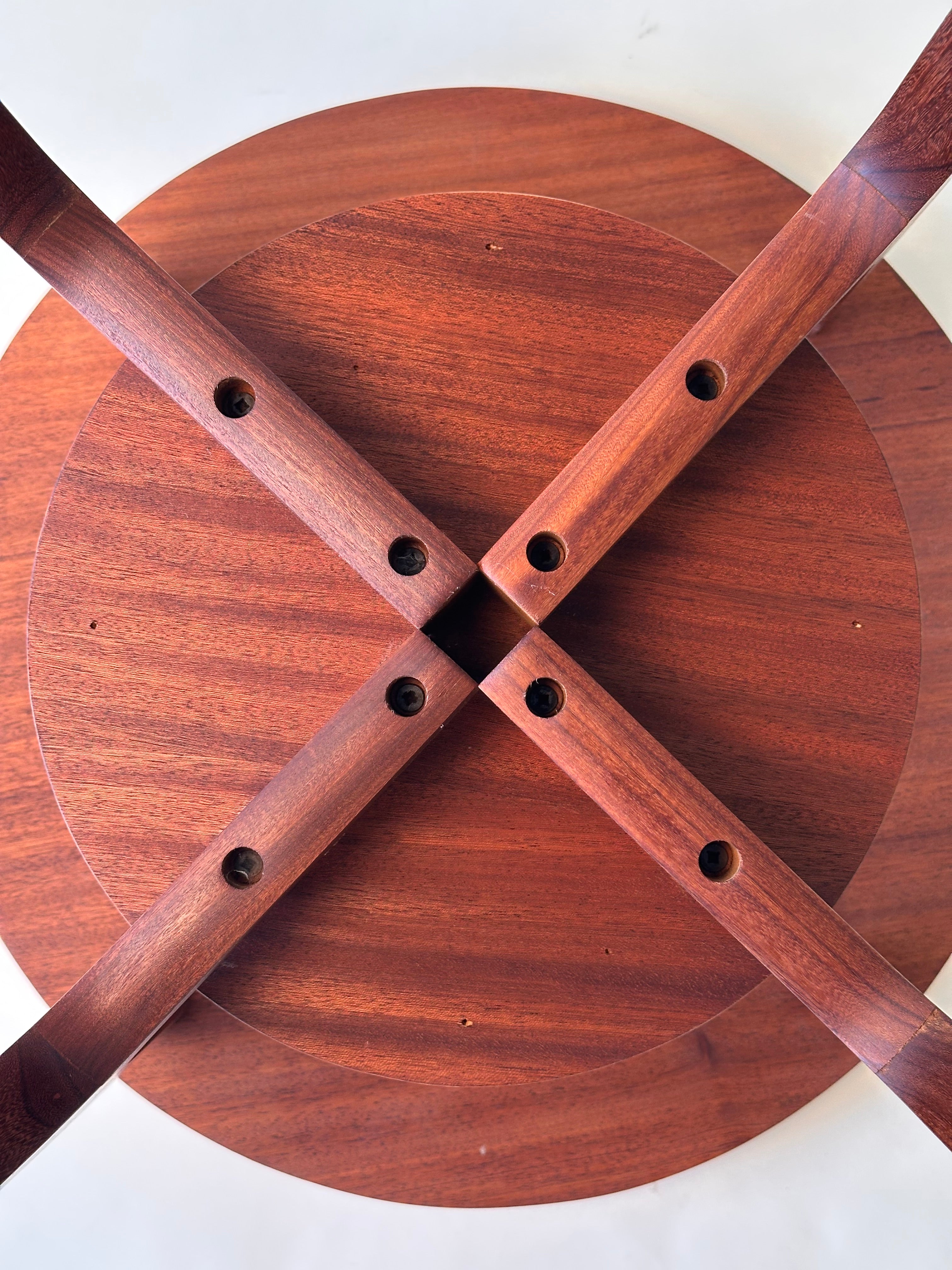 Table d’appoint en teck par RS associates, fait au Canada