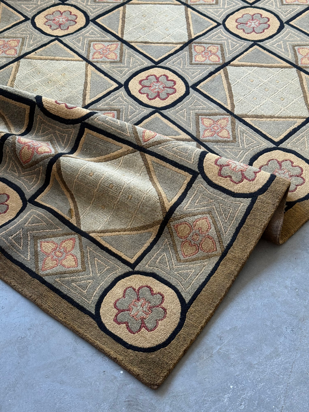 Tapis en laine à motifs géométriques et floraux, de style tibétain