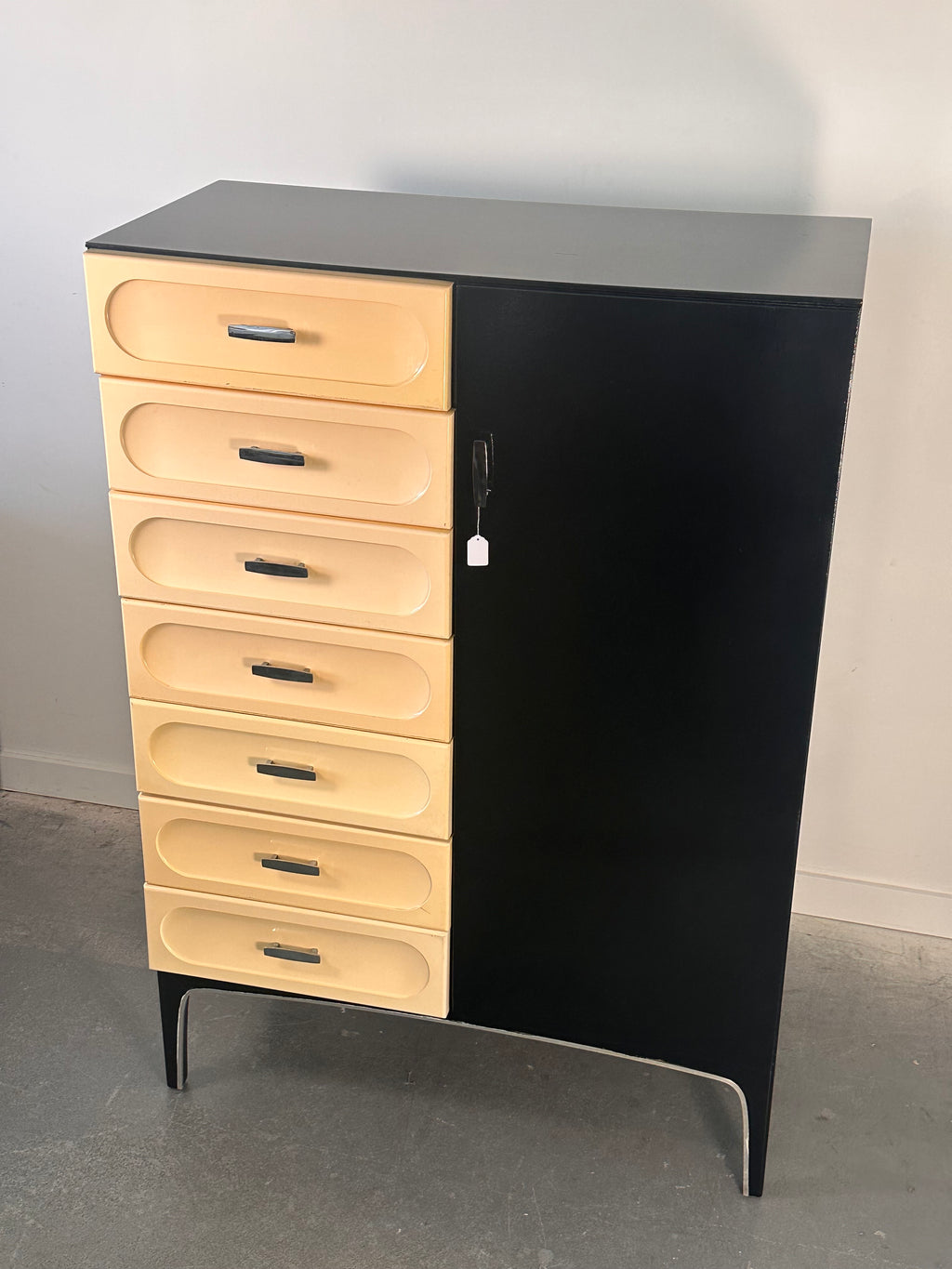 Commode « monsieur » par Henri Vallières