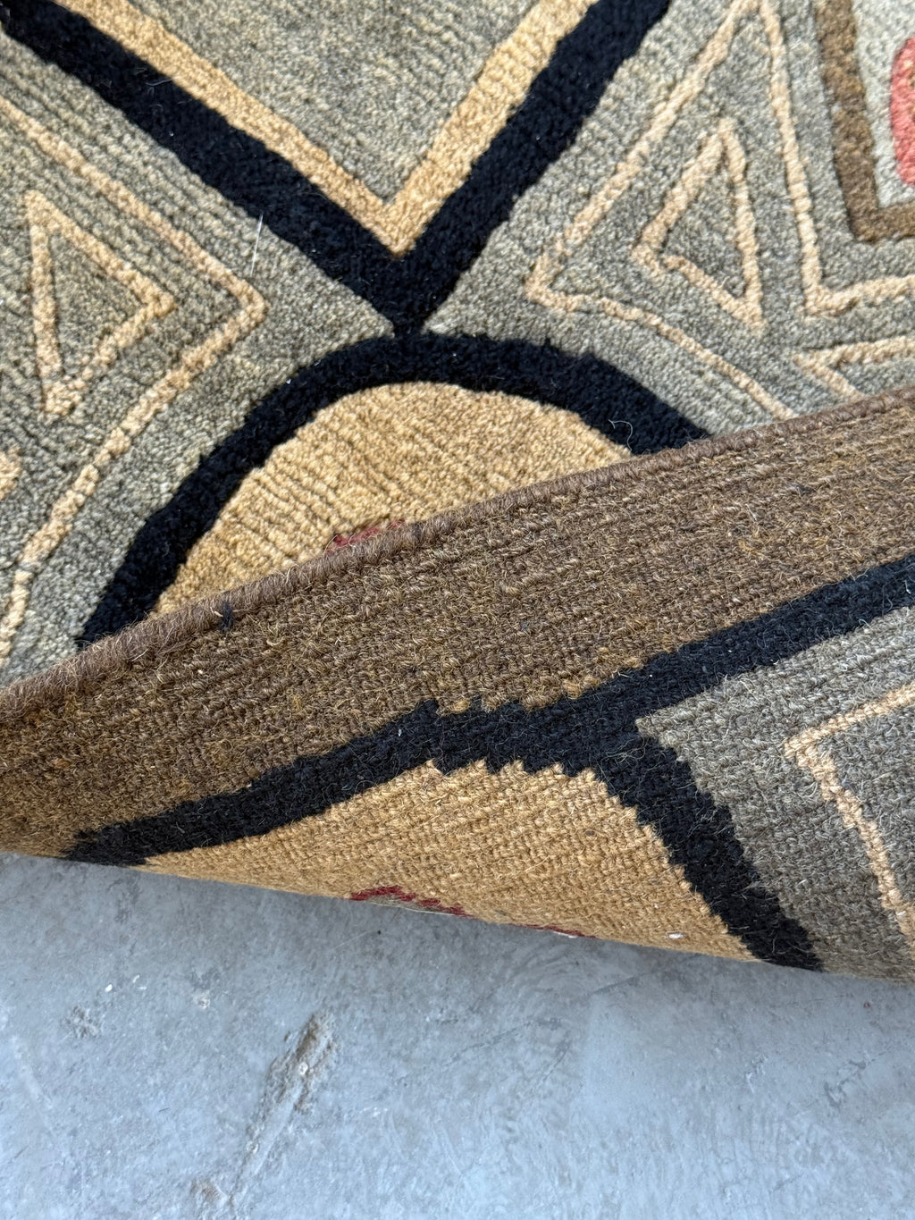 Tapis en laine à motifs géométriques et floraux, de style tibétain